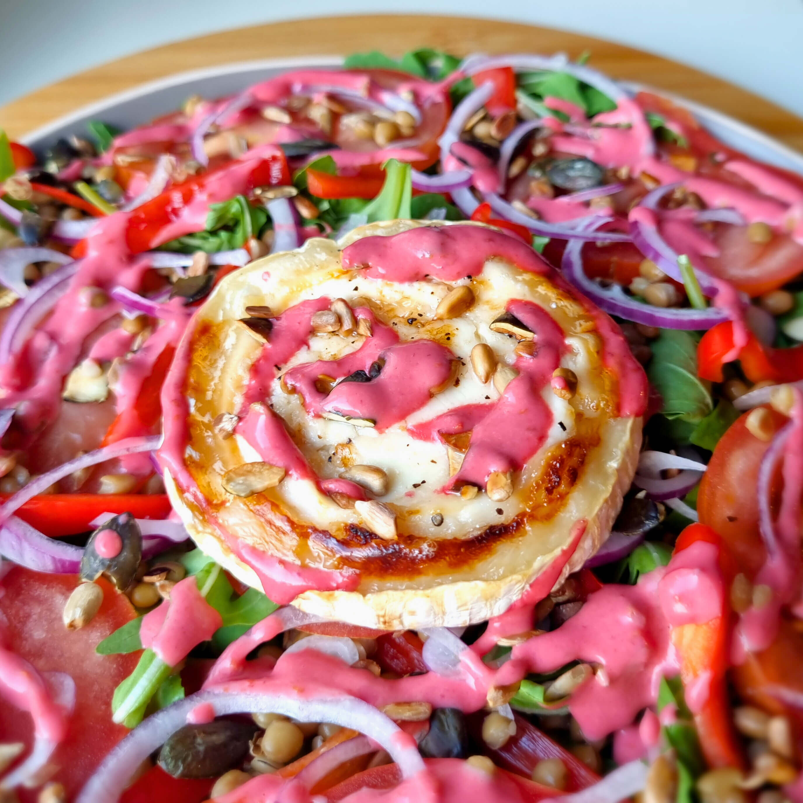 Gegratineerde geitenkaas maaltijdsalade met yoghurt-framboosdressing