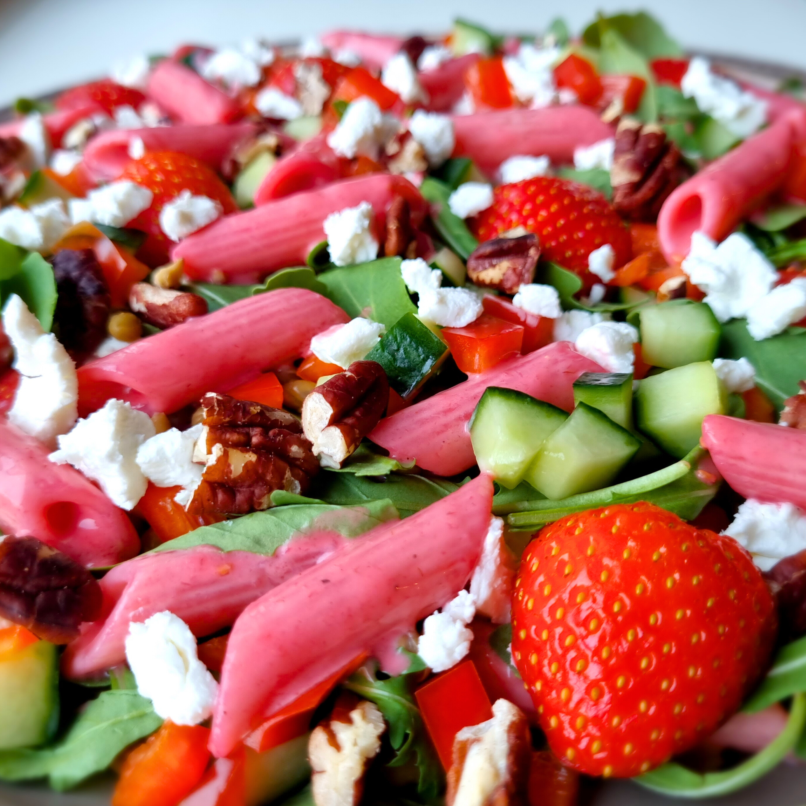 Heerlijk frisse en fruitige pastasalade met verse aardbeitjes, groenten, peulvruchten en pecannoten