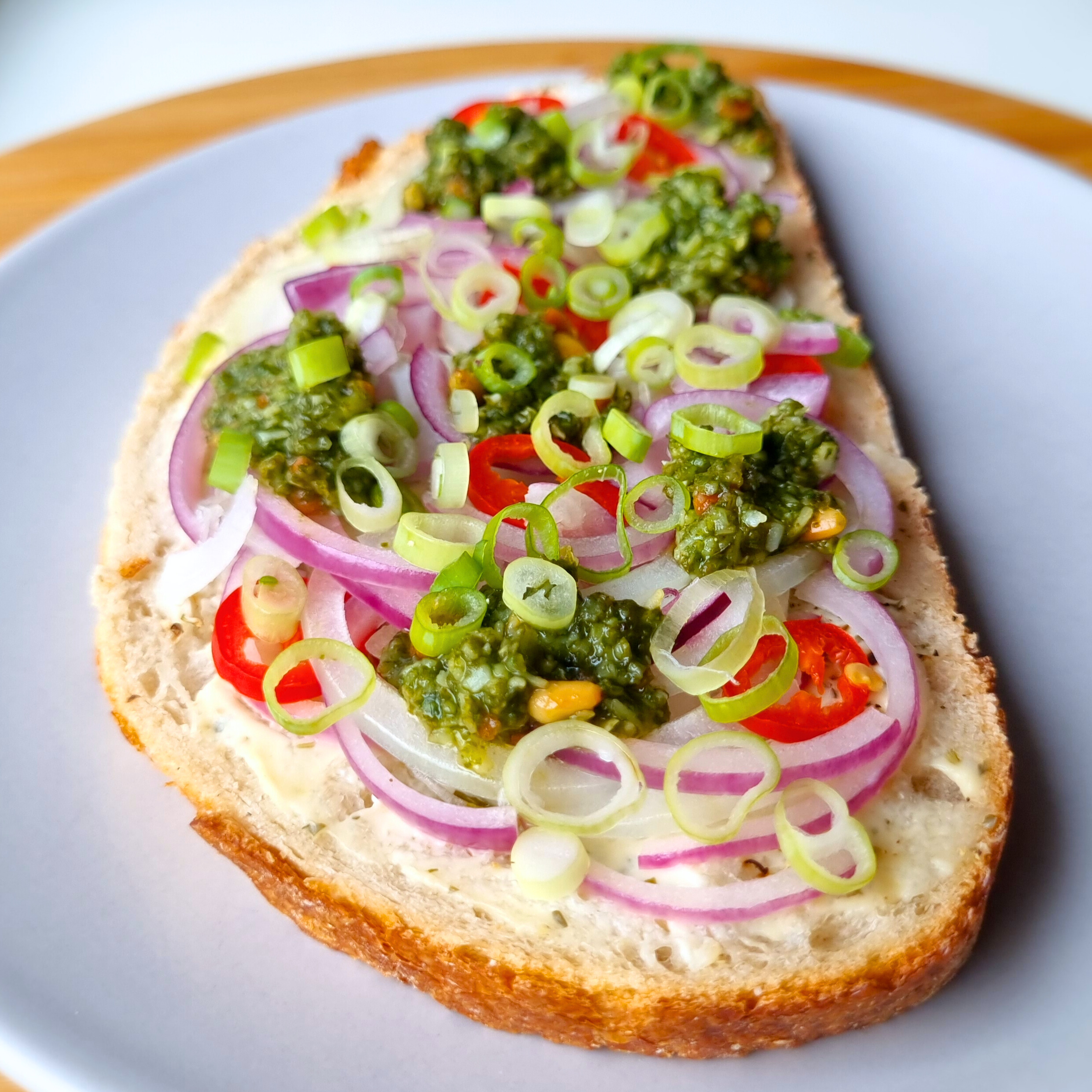 Heerlijk, snel en makkelijk recept voor een heerlijk belegd broodje. Pantoastie's met kruidenkaas, 3 soorten ui, pesto en chilipeper