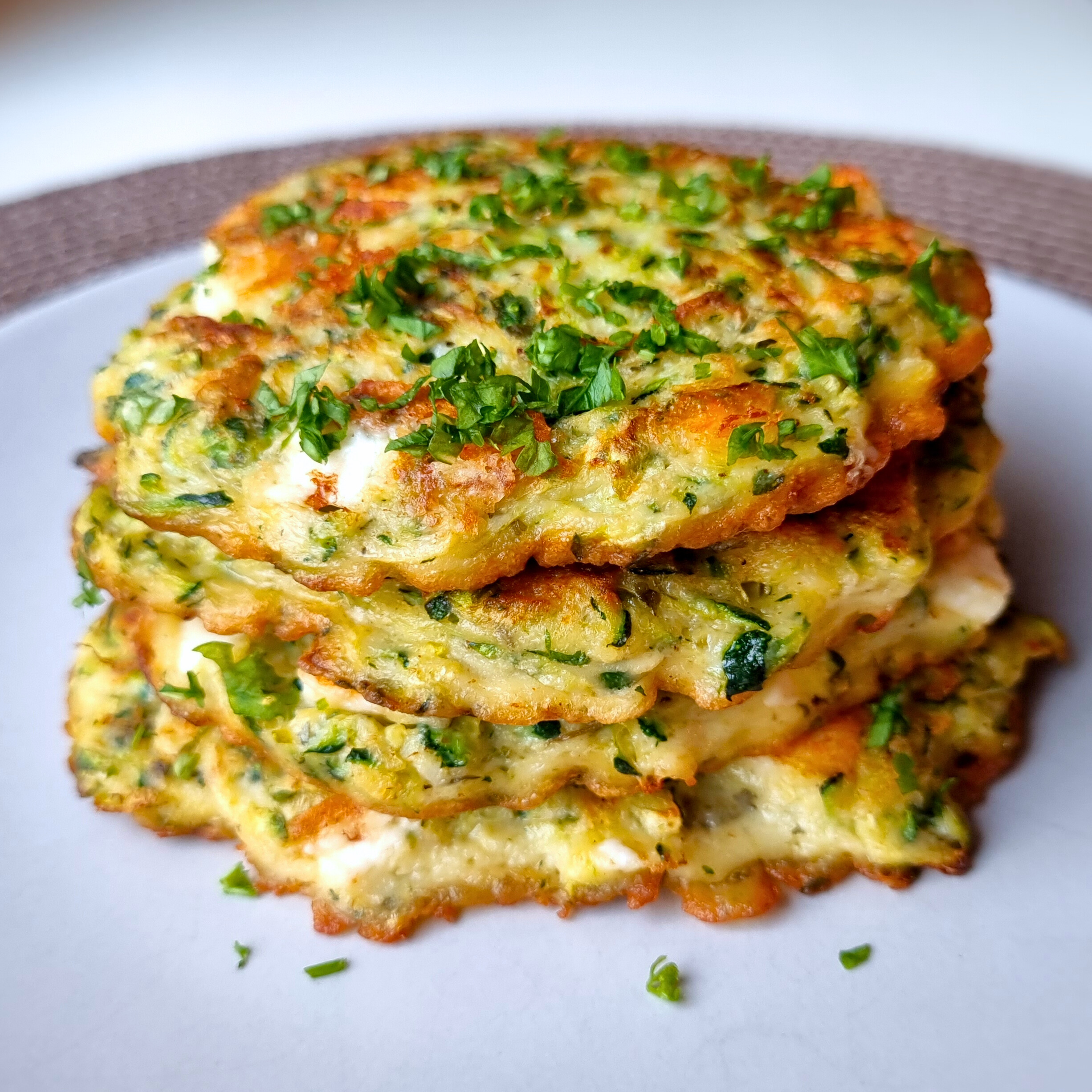 Eiwitrijke courgette pannenkoekjes met feta
