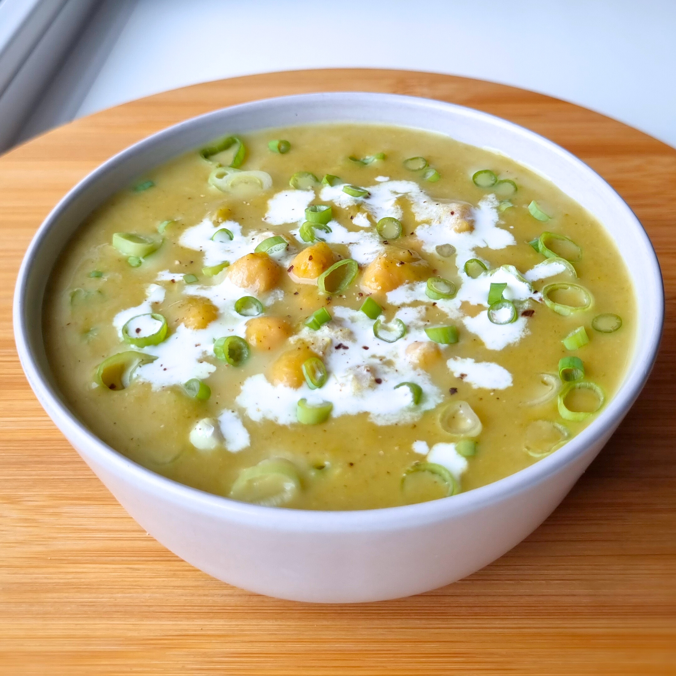 Slanke maaltijdsoep prei, kerrie & kikkererwten