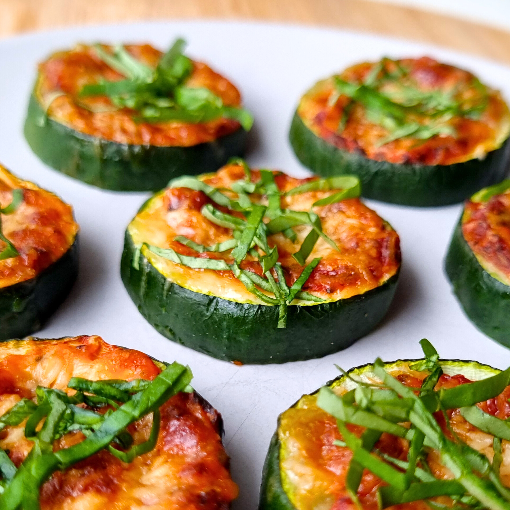 Mini courgette pizza met tomatensaus, knoflook, basilicum en Pecorino Romano kaas