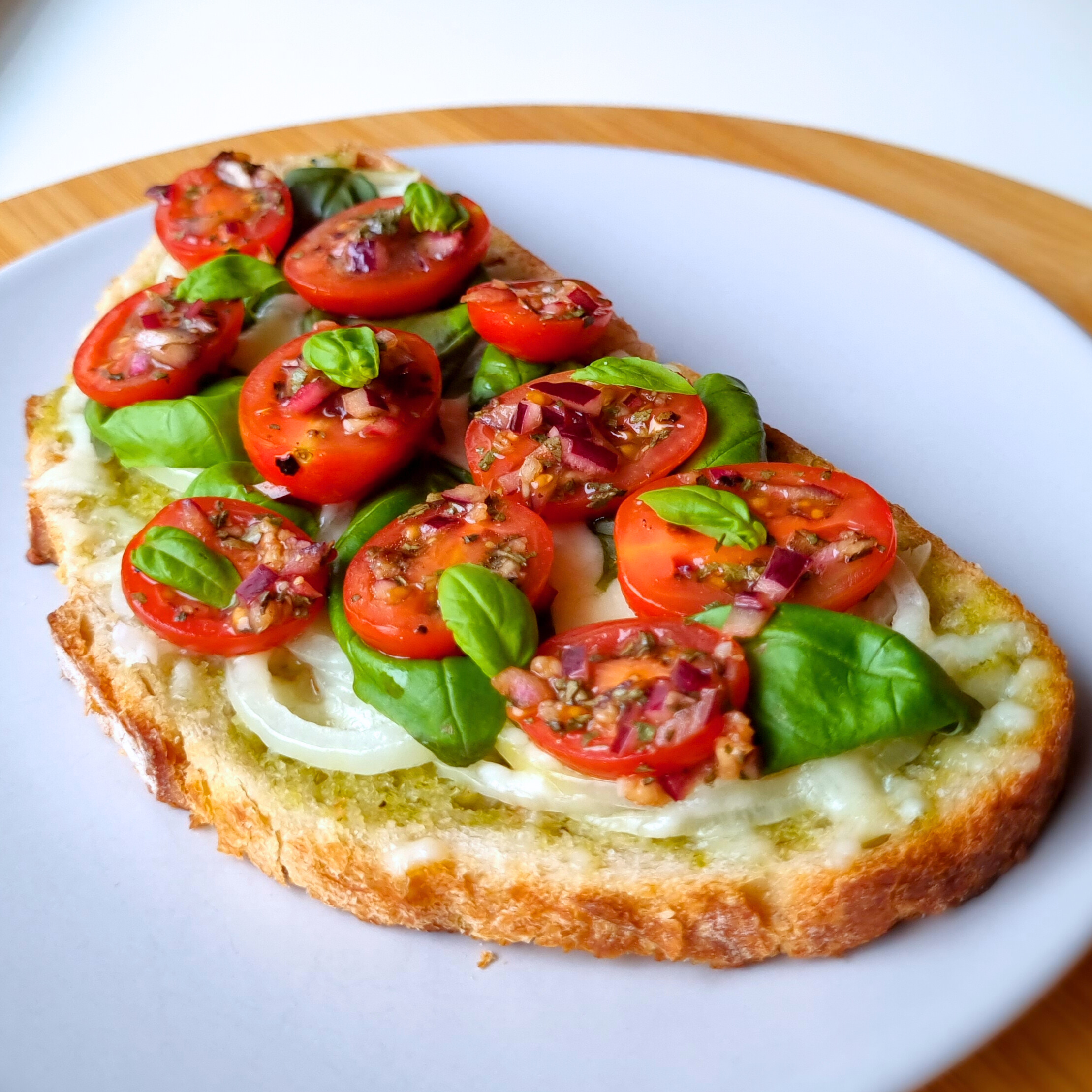 Verse basilicum, gemarineerde tomaat & gesmolten mozzarella toastie