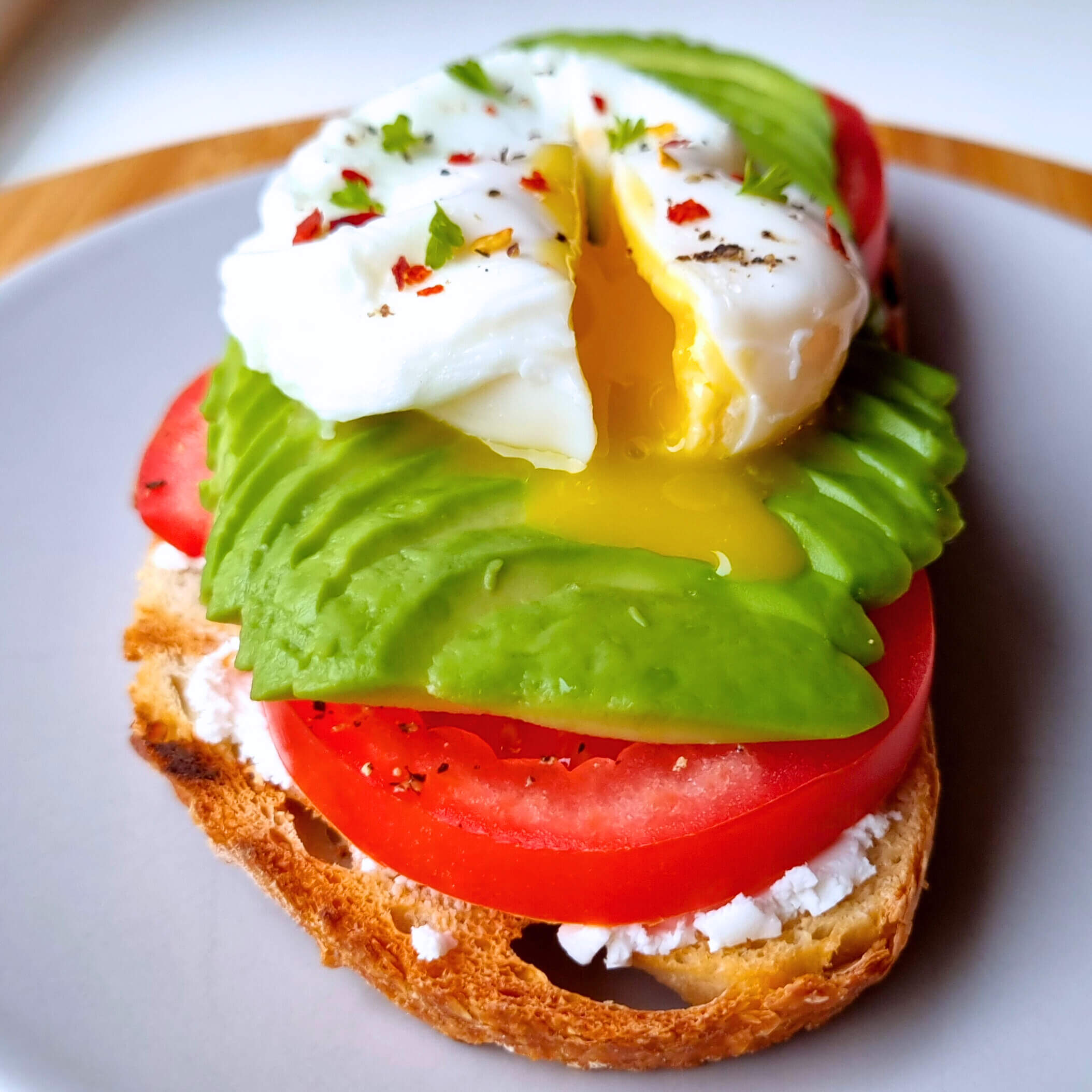 Avocadotoast met gepocheerd ei, geitenkaas & tomaat