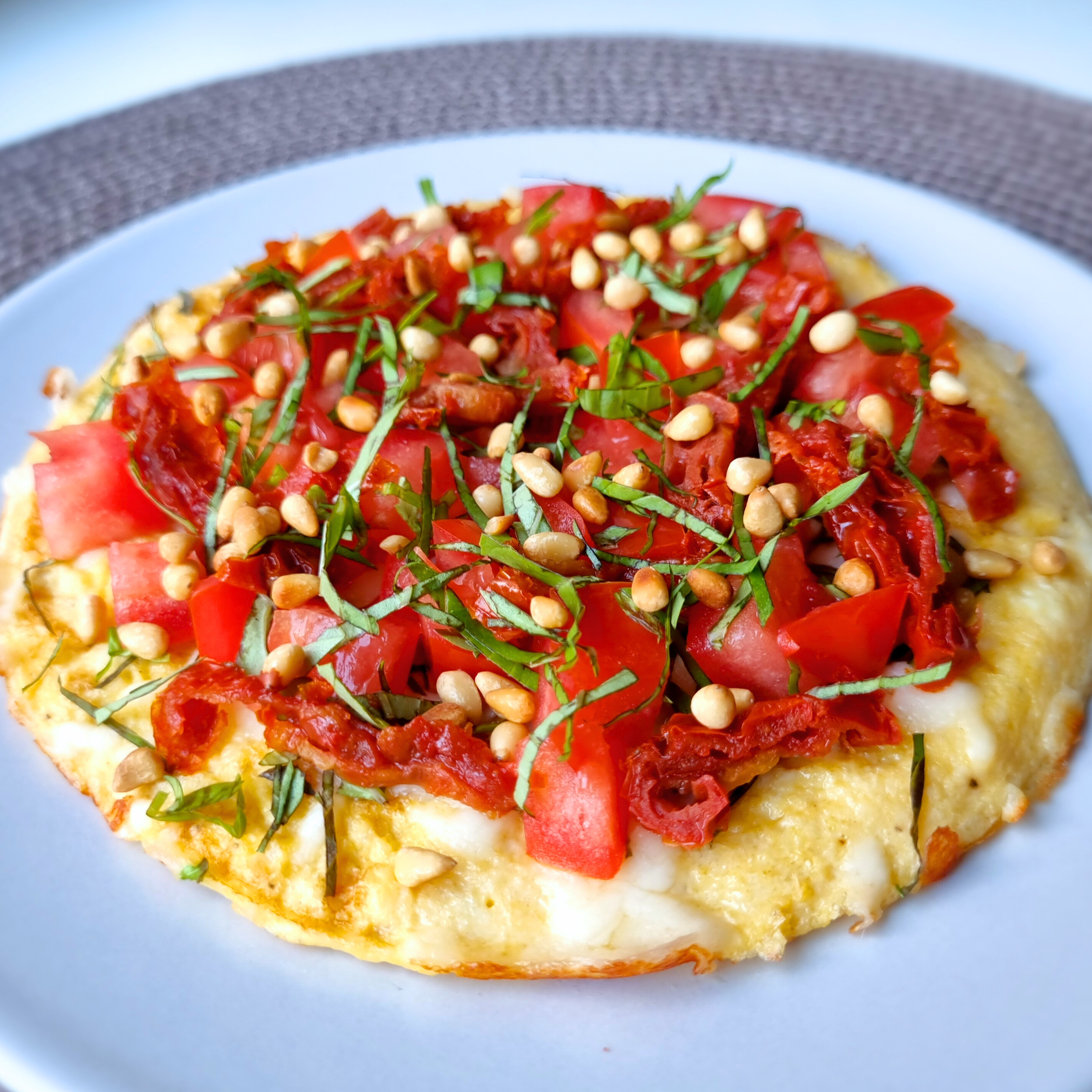 Eiwitrijke Italiaanse ontbijt gordita met mozzarella & zongedroogde tomaat