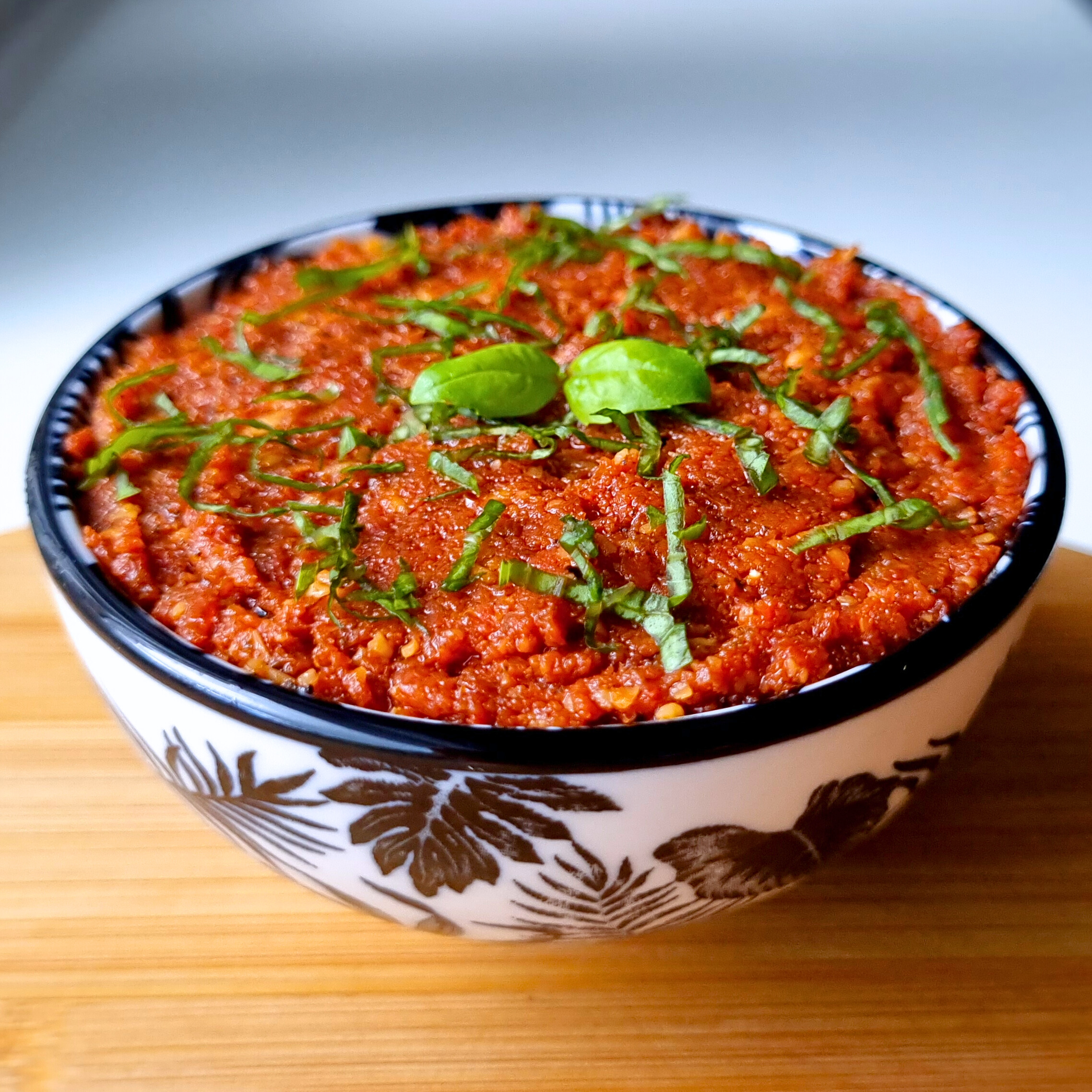 Zelf maken: verse zongedroogde tomaten tapenade met knoflook, oregano en basilicum