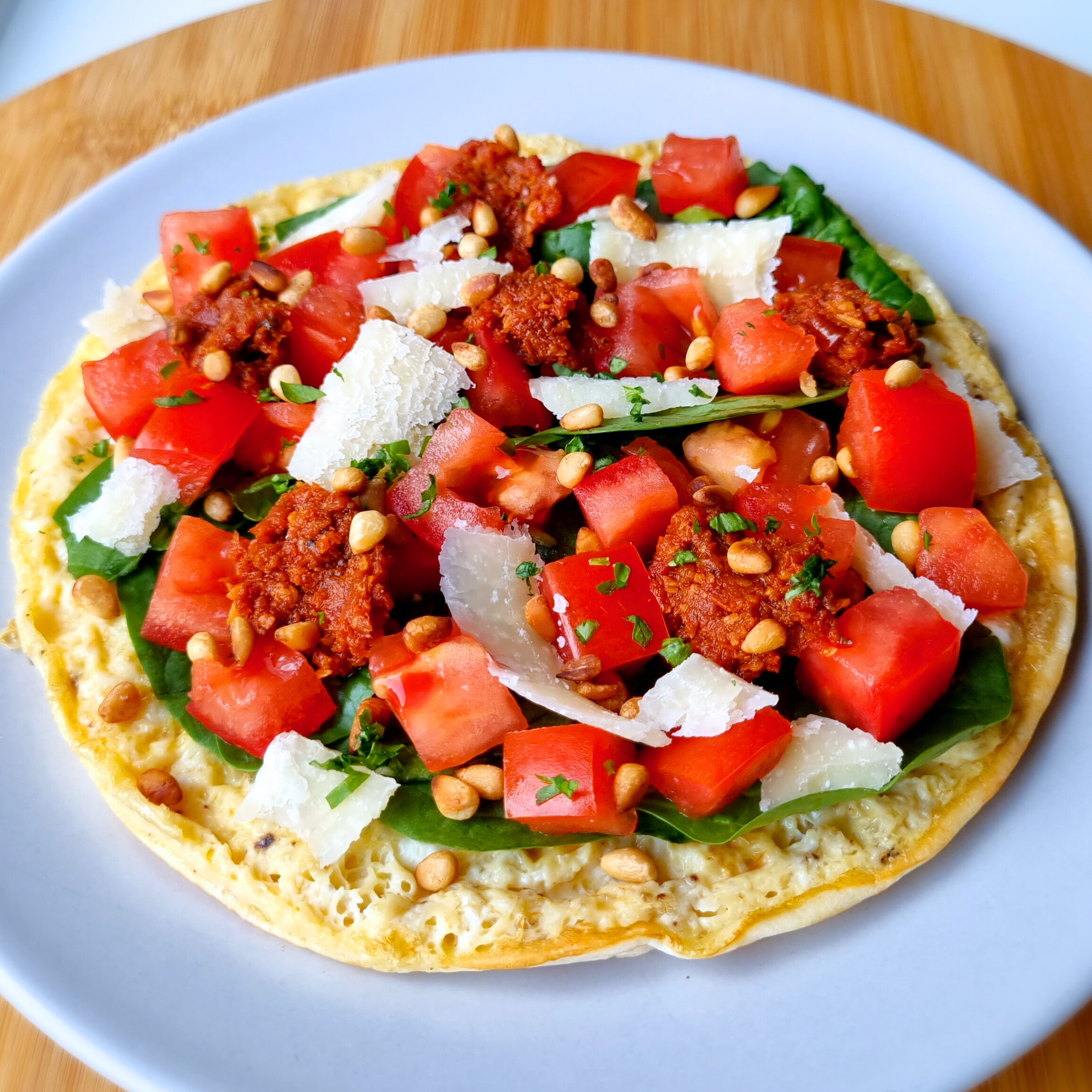 Proteïnerijk vegetarisch ontbijt met zongedroogde tomaten tapenade & spinazie