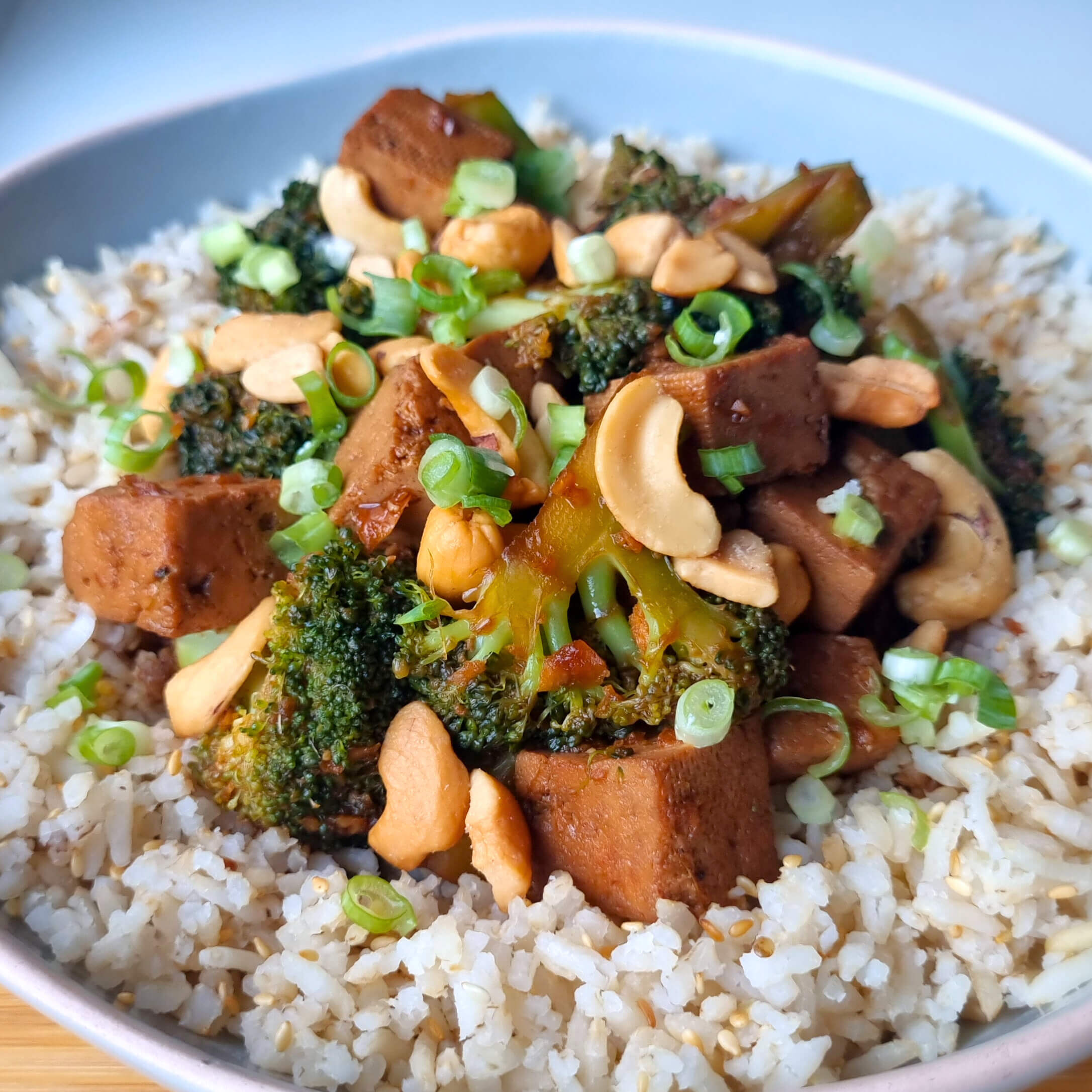 Super snel vegan hoofdgerecht met broccoli en tofu in een zoete ketjapsaus met verse gember en knoflook
