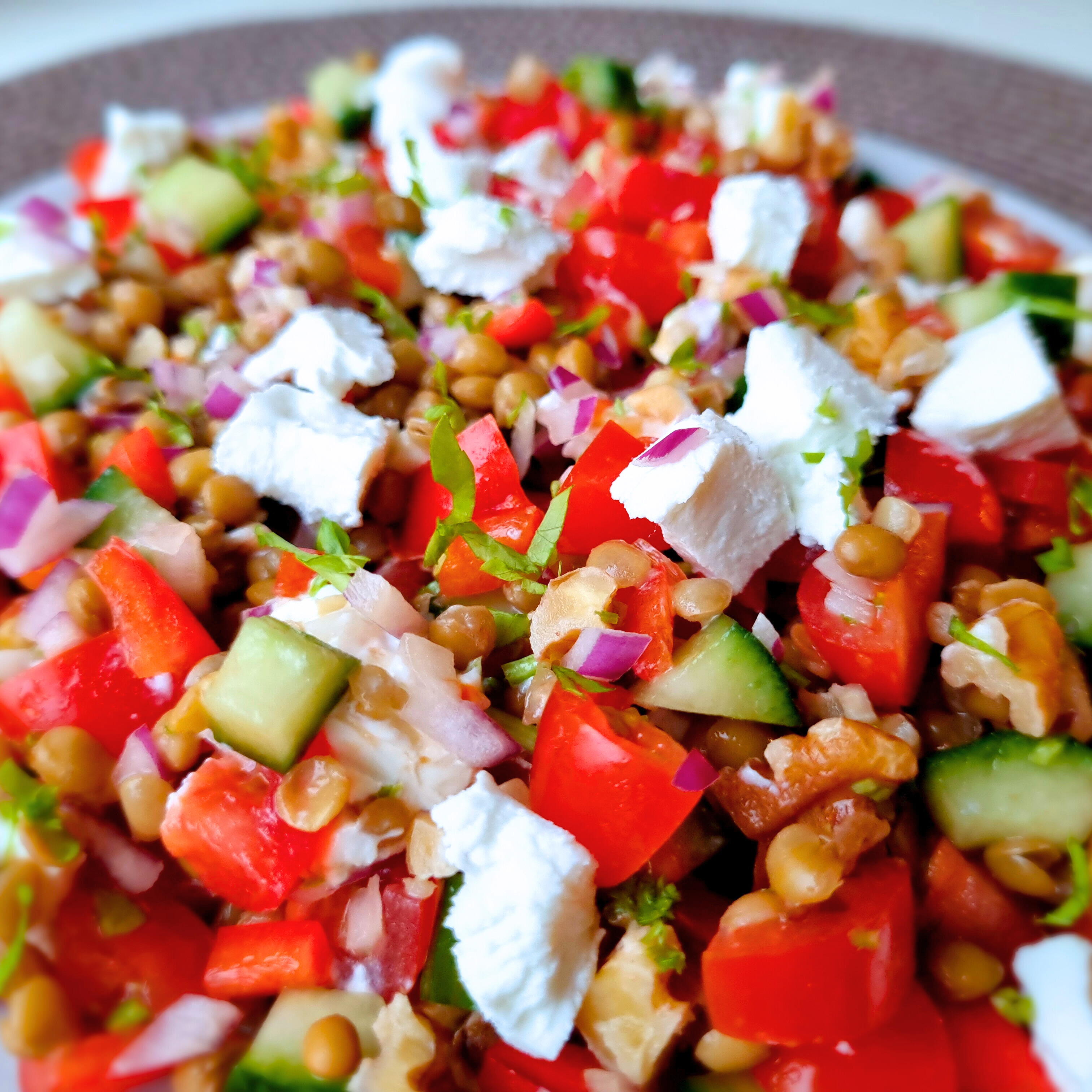 Recept voor een gezonde, slanke vegetarische salade met veel groenten, eiwitten en peulvruchten die rap klaar is