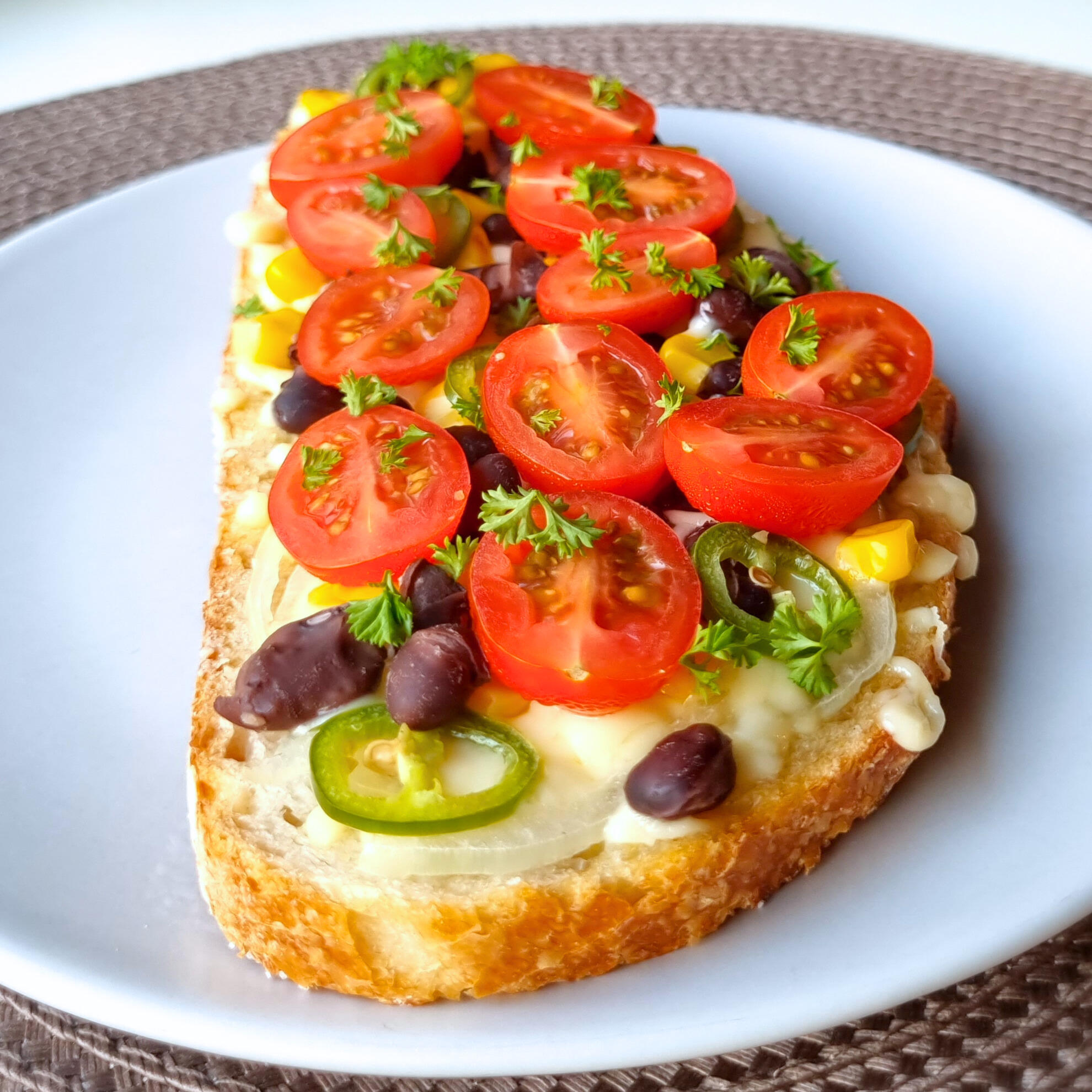 Toastie zwarte bonen, maïs, snoeptomaatjes & chilipeper