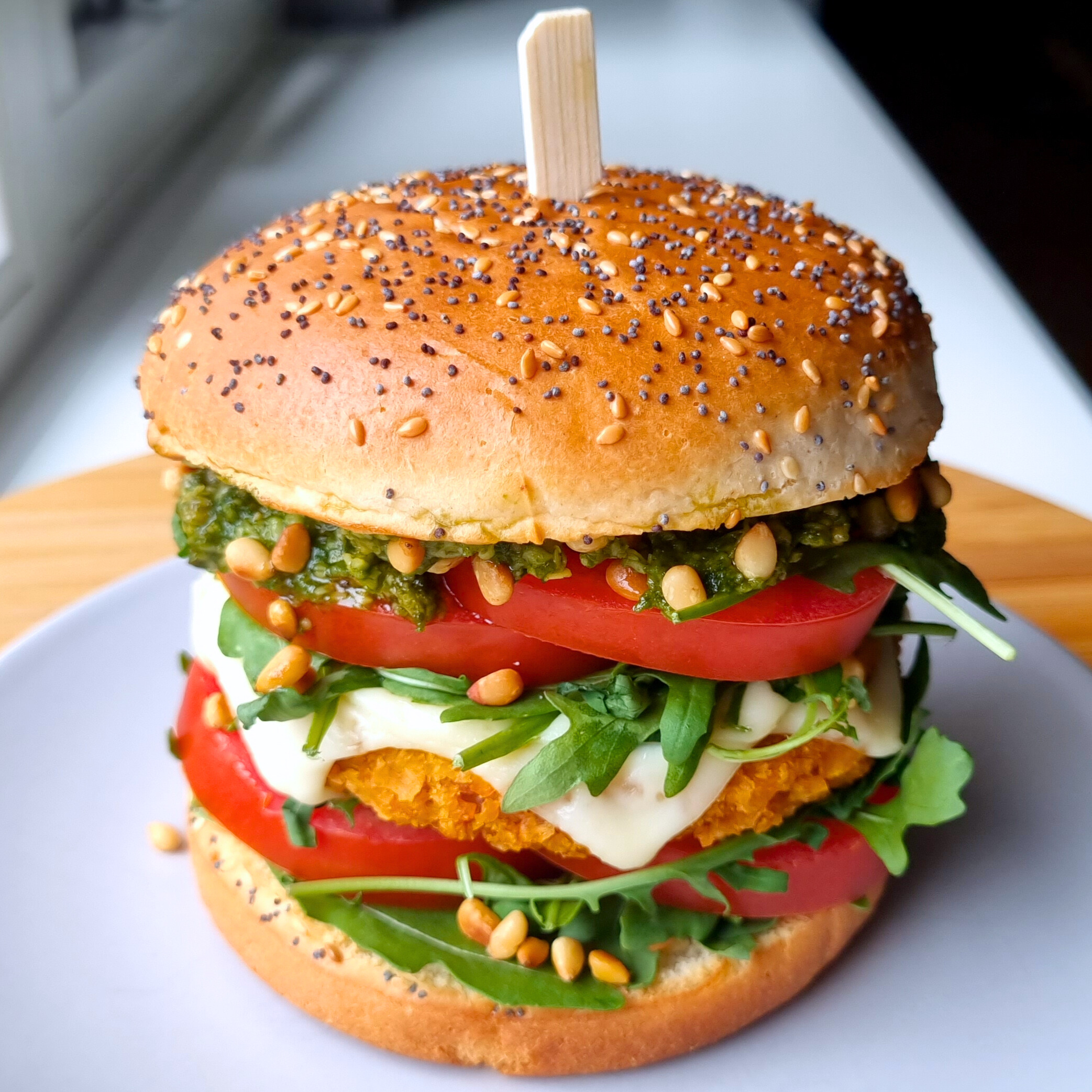 Vegaburger mozzarella, pesto Genovese & geroosterde pijnboompitjes – 41,2 gram eiwit