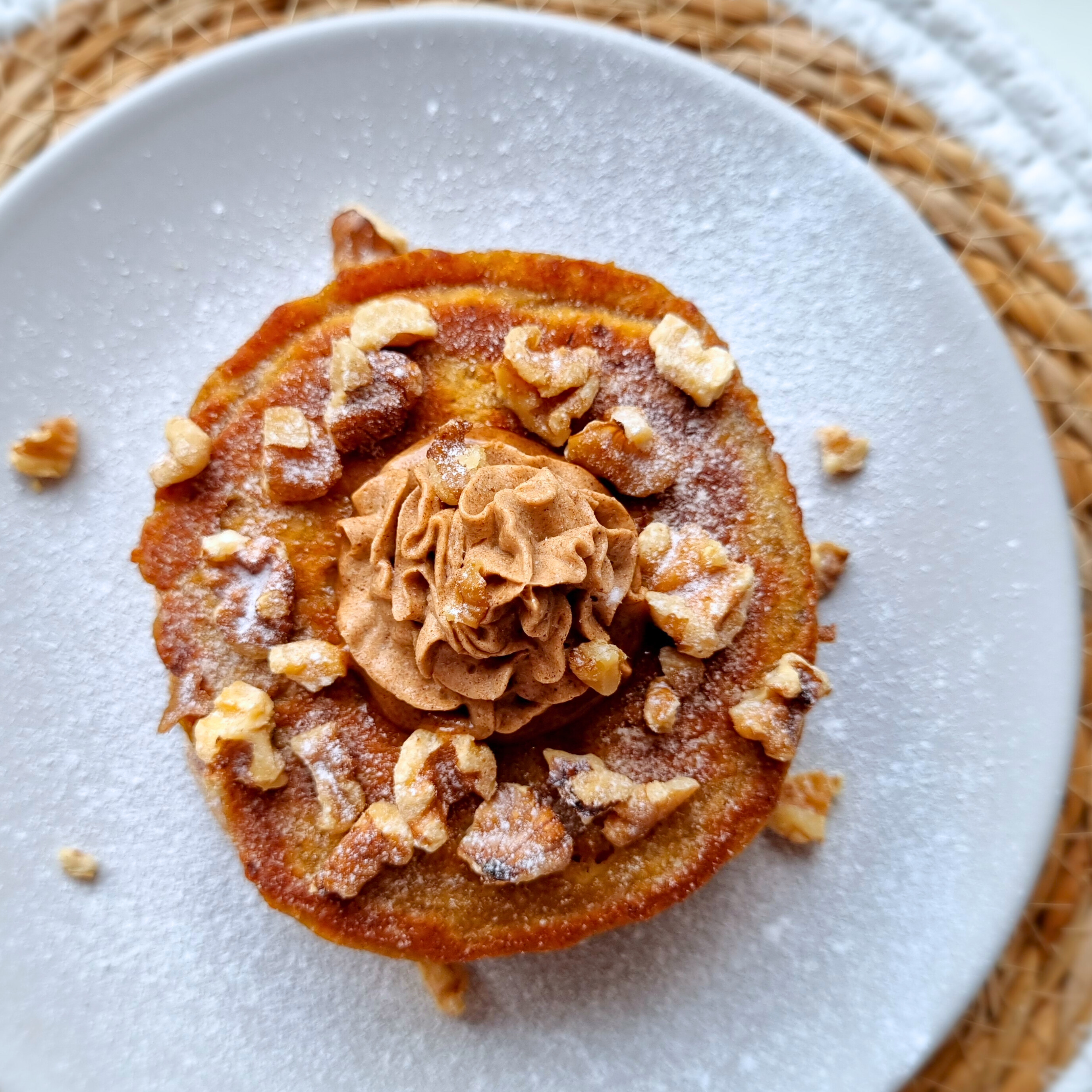 Pompoen-banaan pancakes met kaneelroomboter & walnootjes