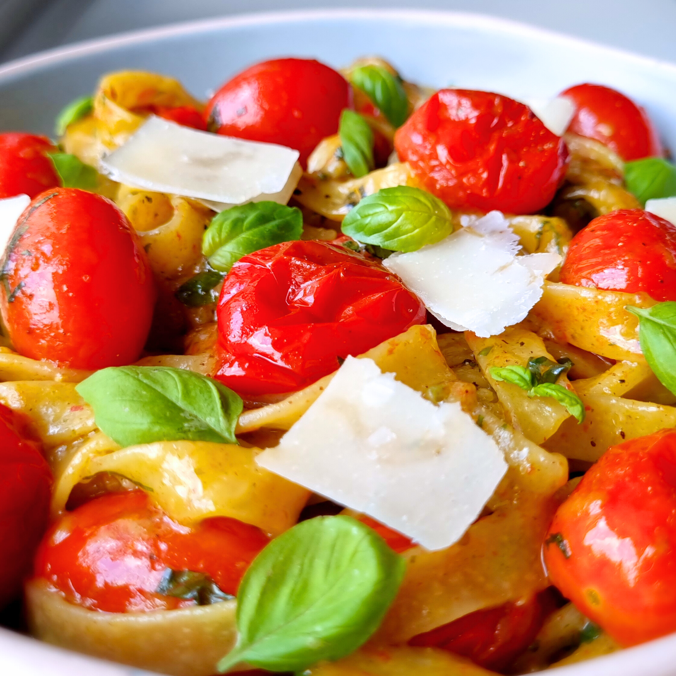 Zalige vegetarische Italiaanse pasta met gebakken snoeptomaatjes in Parmezaan-roombotersaus