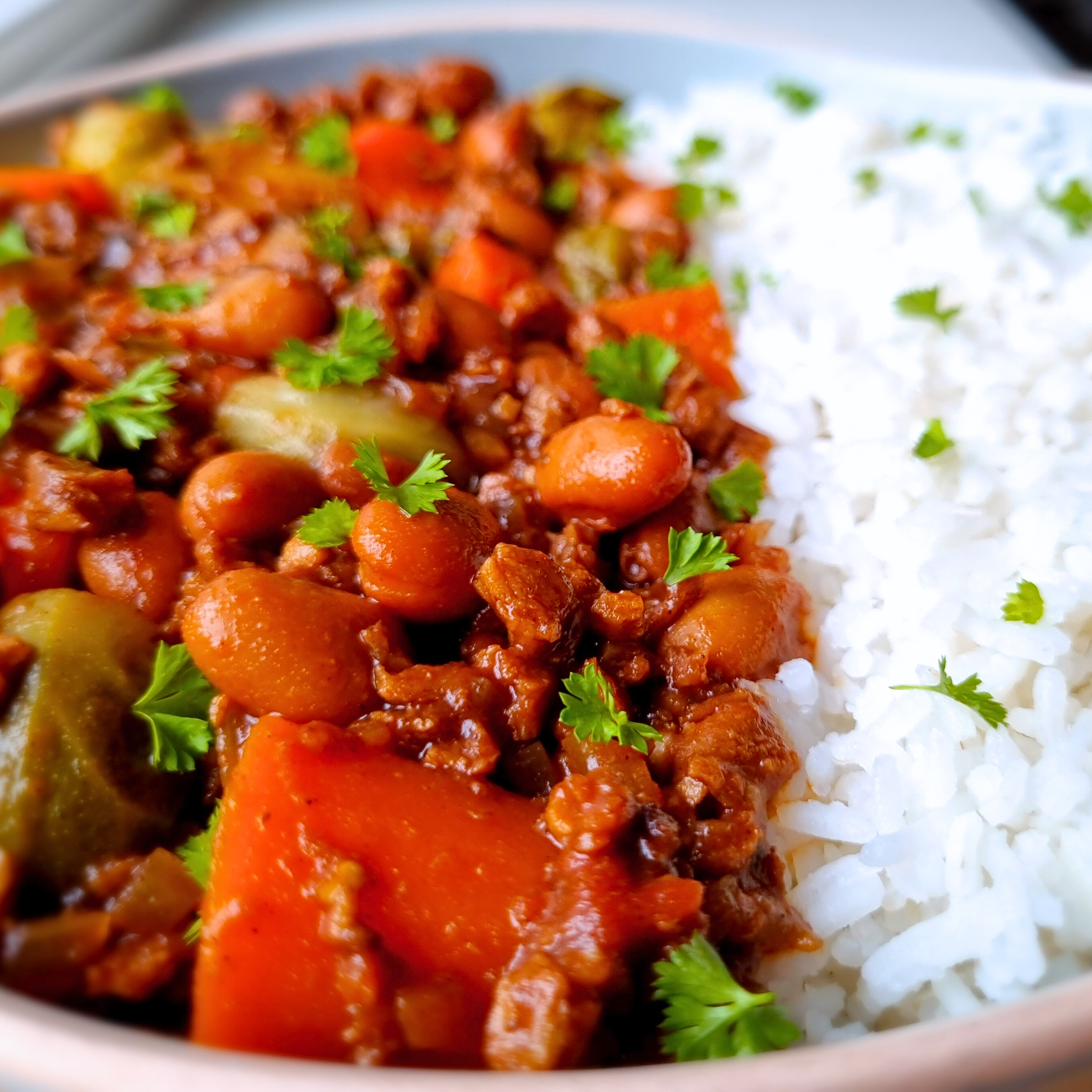 Veganistische groentestoof met lekker veel eiwitten, groenten, peulvruchten en weinig calorieën