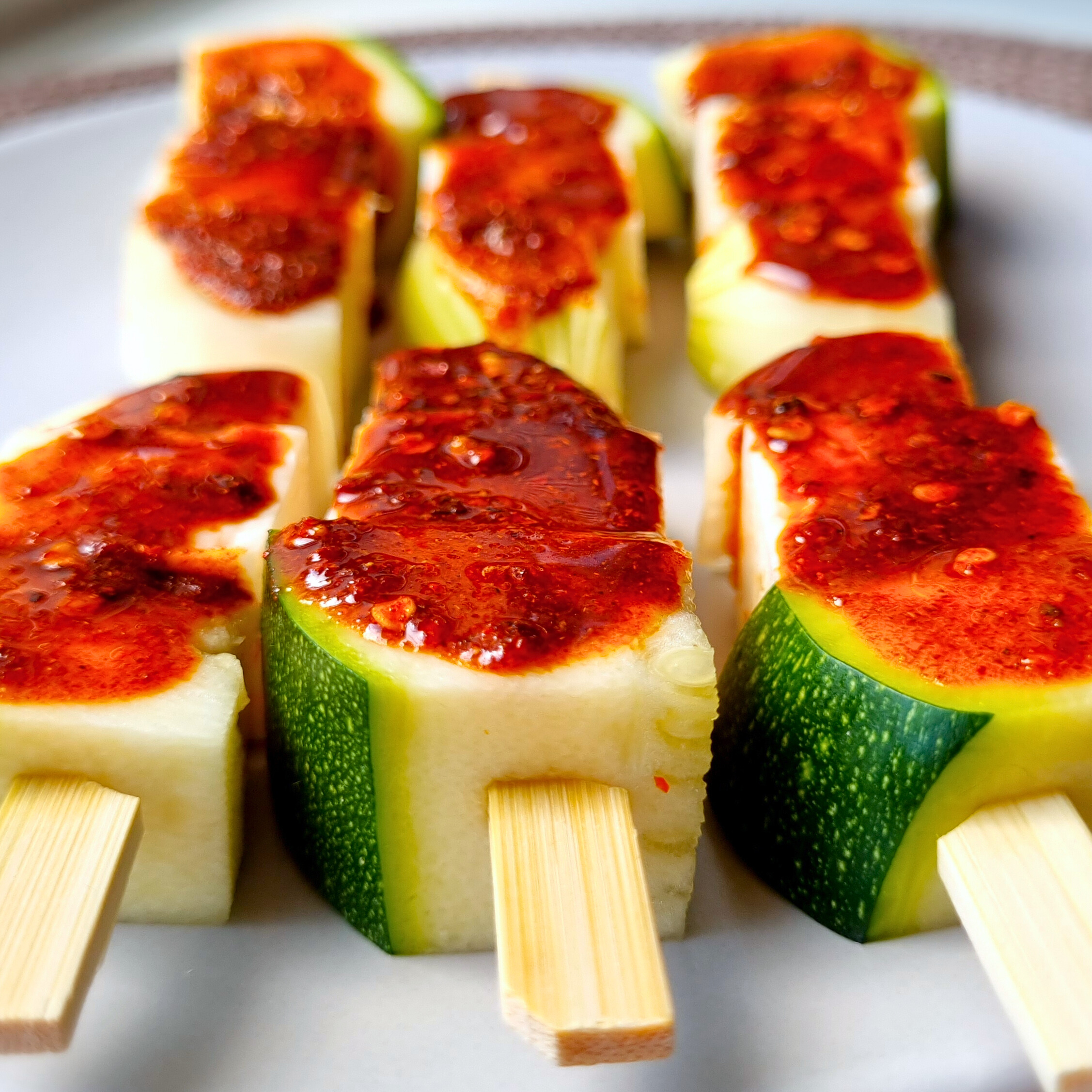 Gekruide groentespiesjes met halloumi