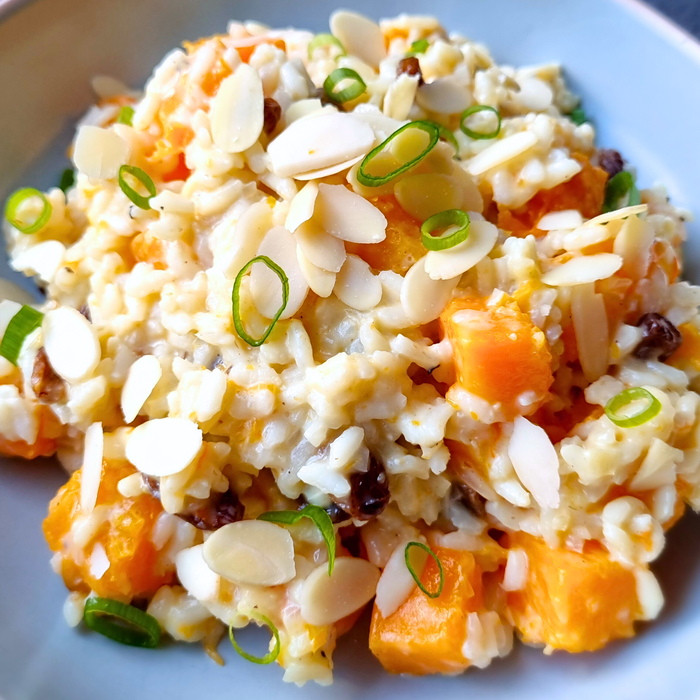 Makkelijk en goedkoop herfstrecept: smeuïge vegan risotto met stukjes pompoen, rozijnen en amandelen