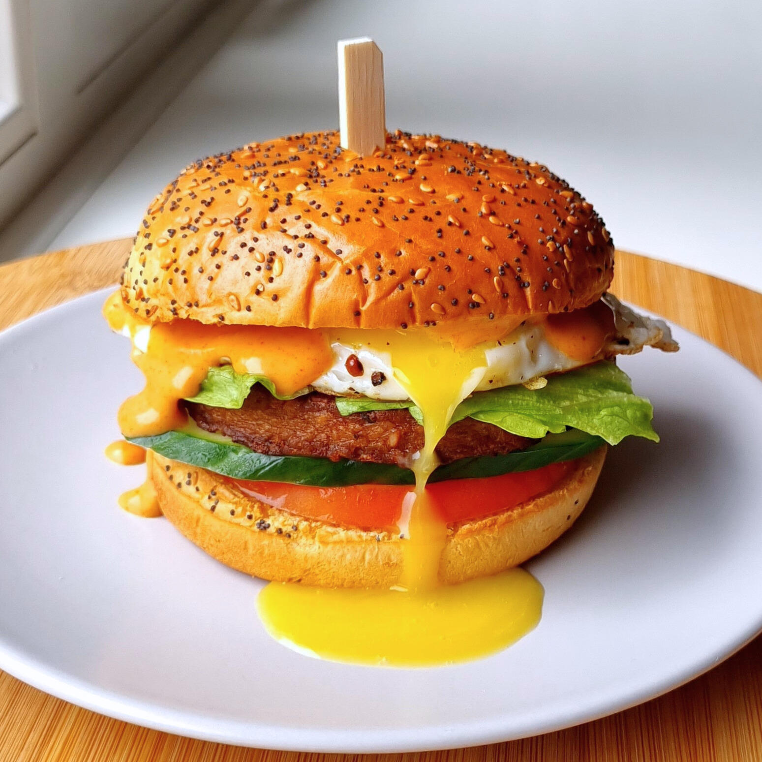 Hamburger met een gebakken eitje (eiwitrijk)