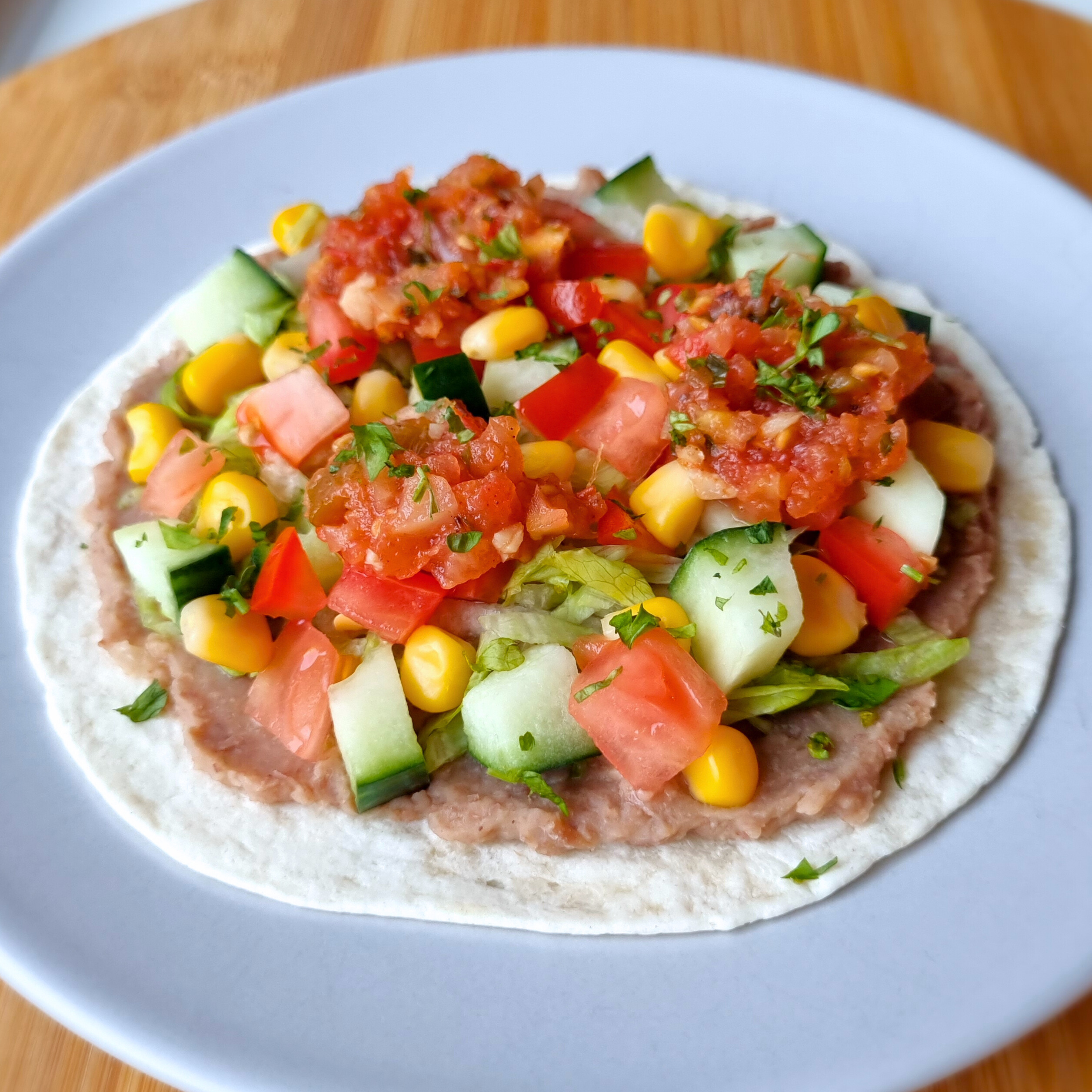Refried beans, tomaat, komkommer & maïs gordita’s (565 kcal p.p.)