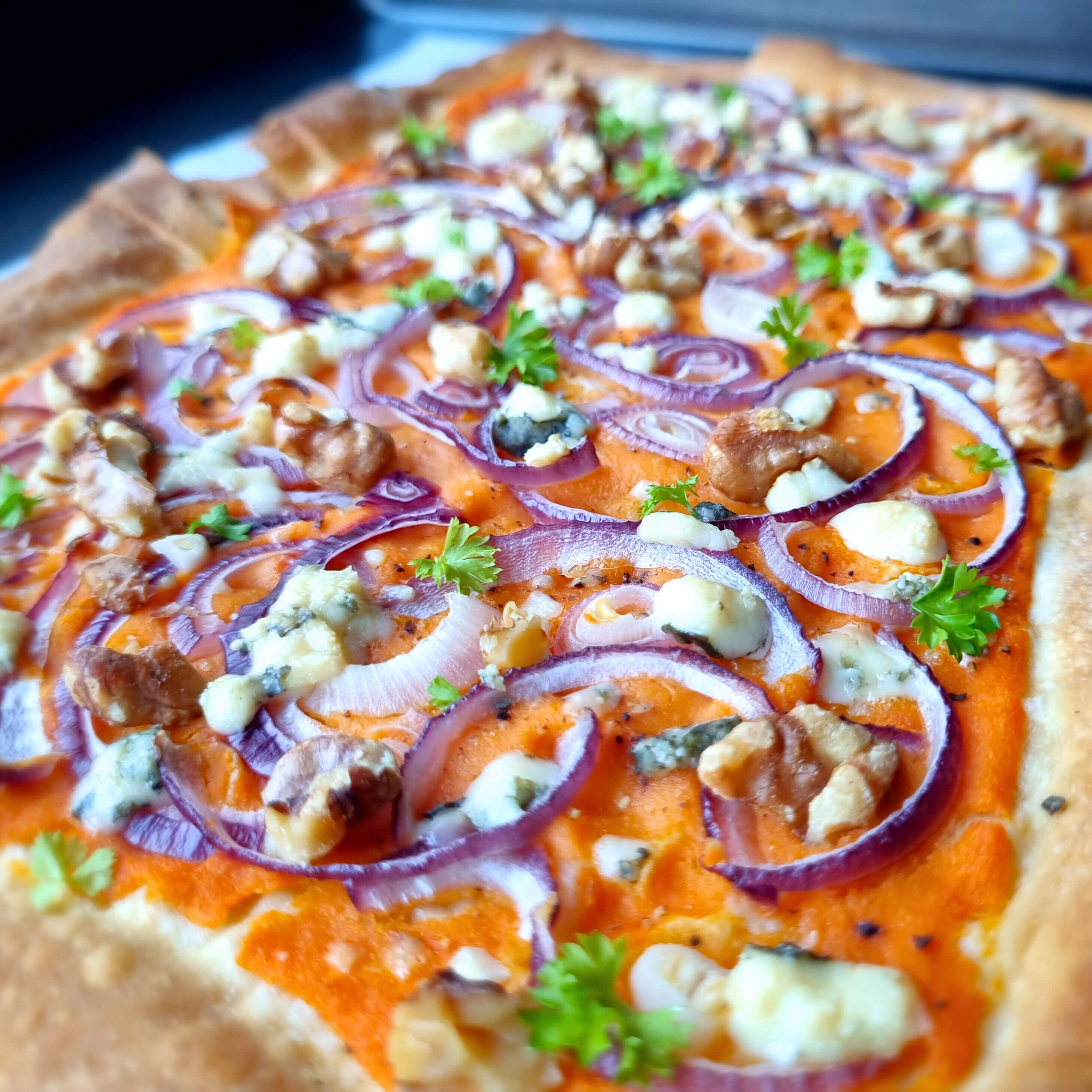 Plaattaart pompoensaus met rode ui, walnoten & Viking Blue