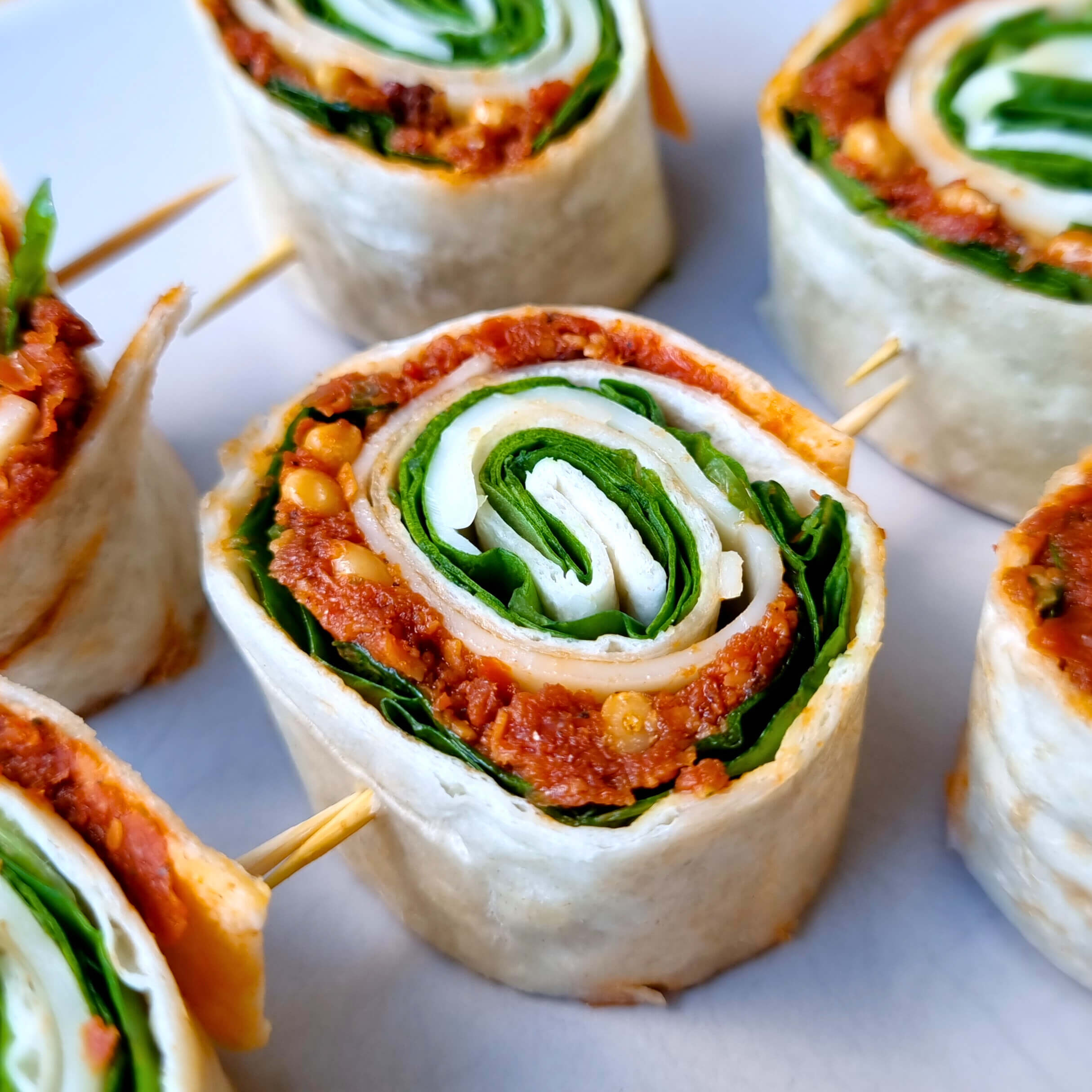 Wraprolletjes mozzarella, baby spinazie & zongedroogde tomaten tapenade