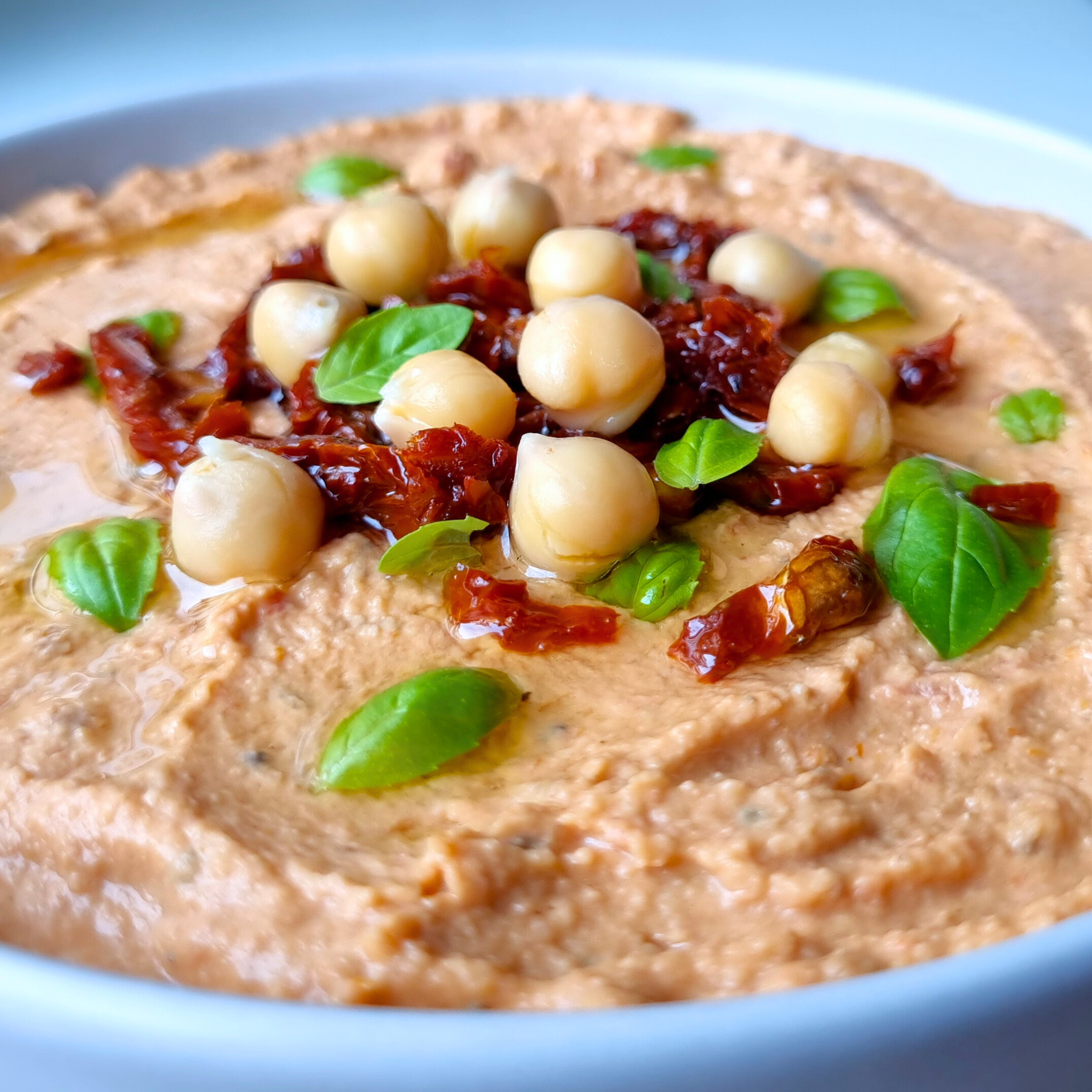 Hummus zongedroogde tomaat