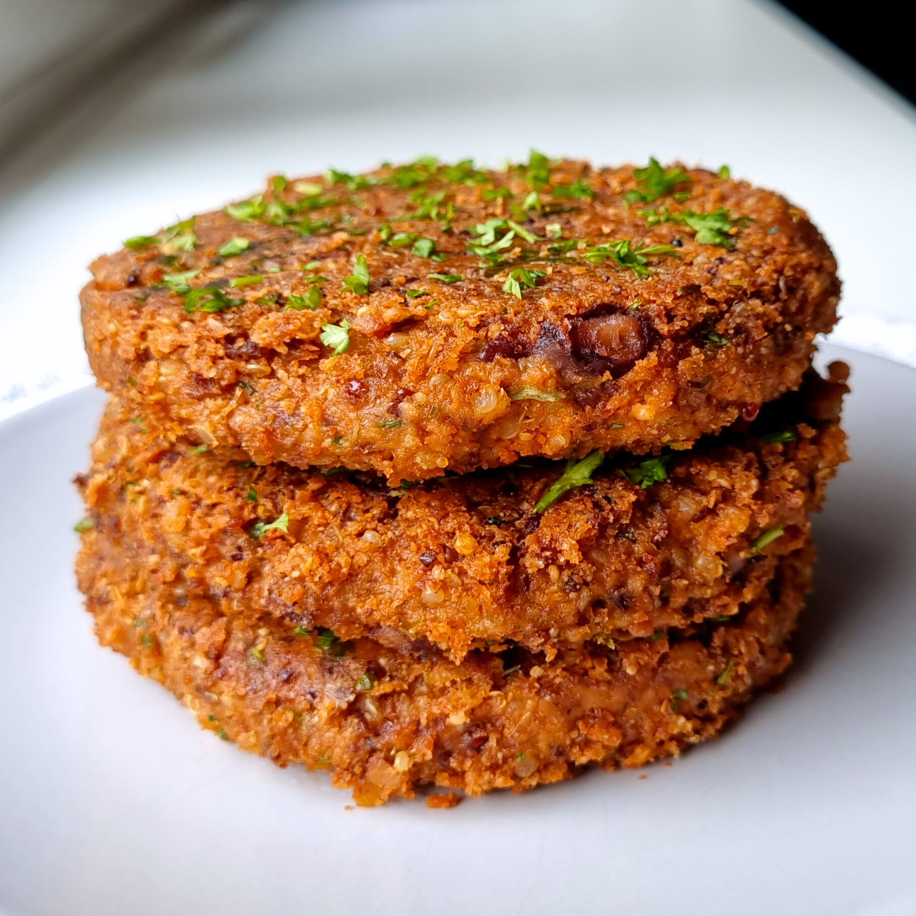 Heerlijke zwarte bonenburgers die makkelijk zijn om te maken en lekker veel goeds bevatten