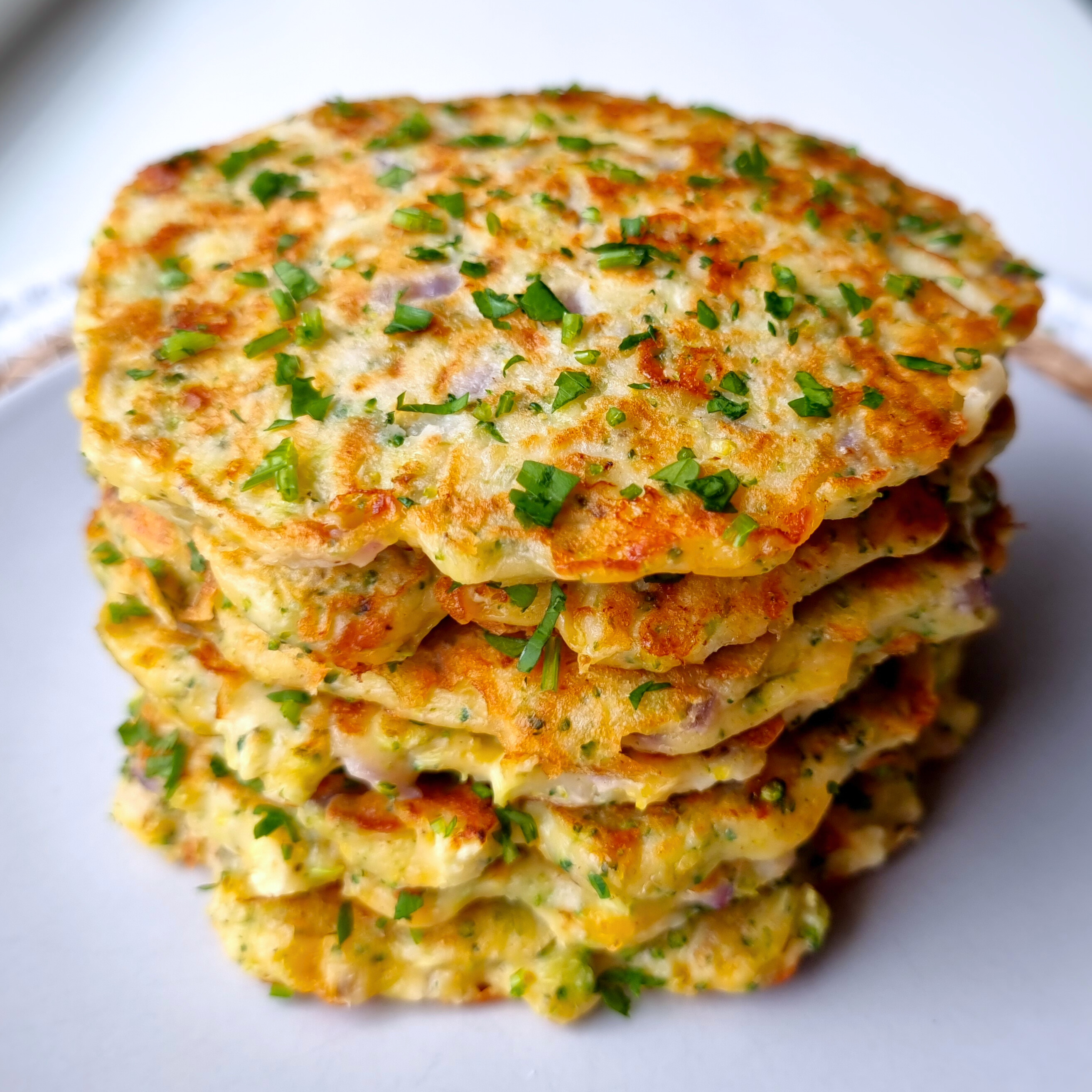 Zalige groentepannenkoekjes met verse broccoli, rode ui, cheddar, bloem, melk en eieren