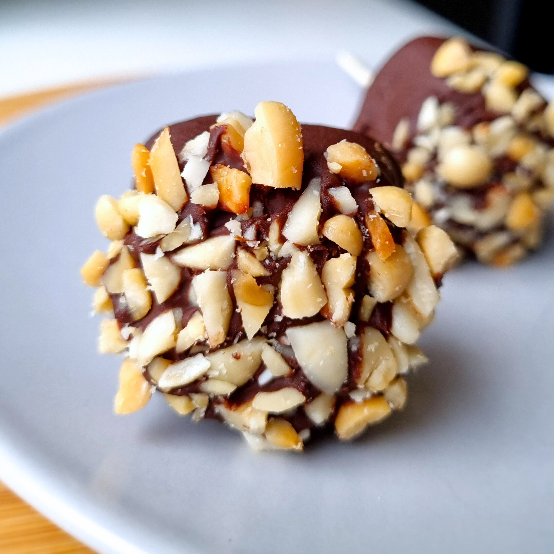 Zalige zoete snack die super makkelijk is om te maken: pindakaas en yoghurt bonbons met stukjes pinda