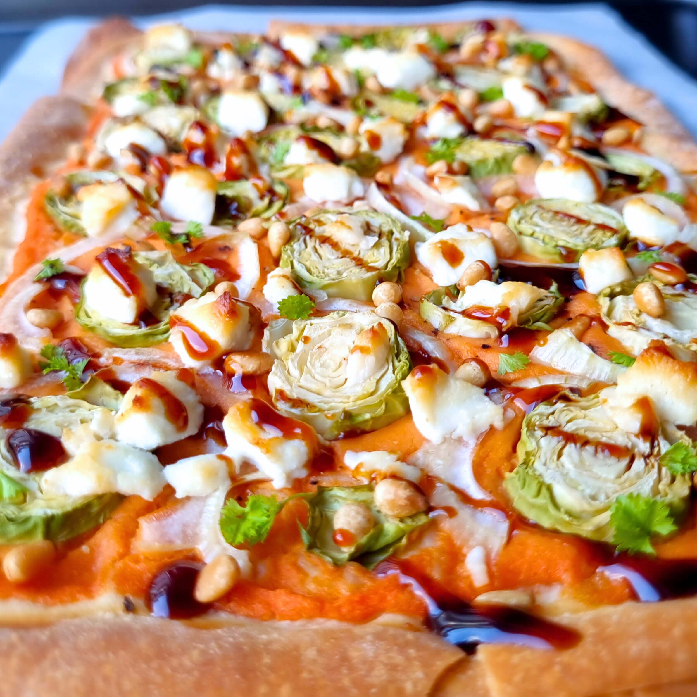 Super makkelijk om te maken, lekker budget-friendly en overheerlijk: plaattaart met geitenkaas en spruitjes