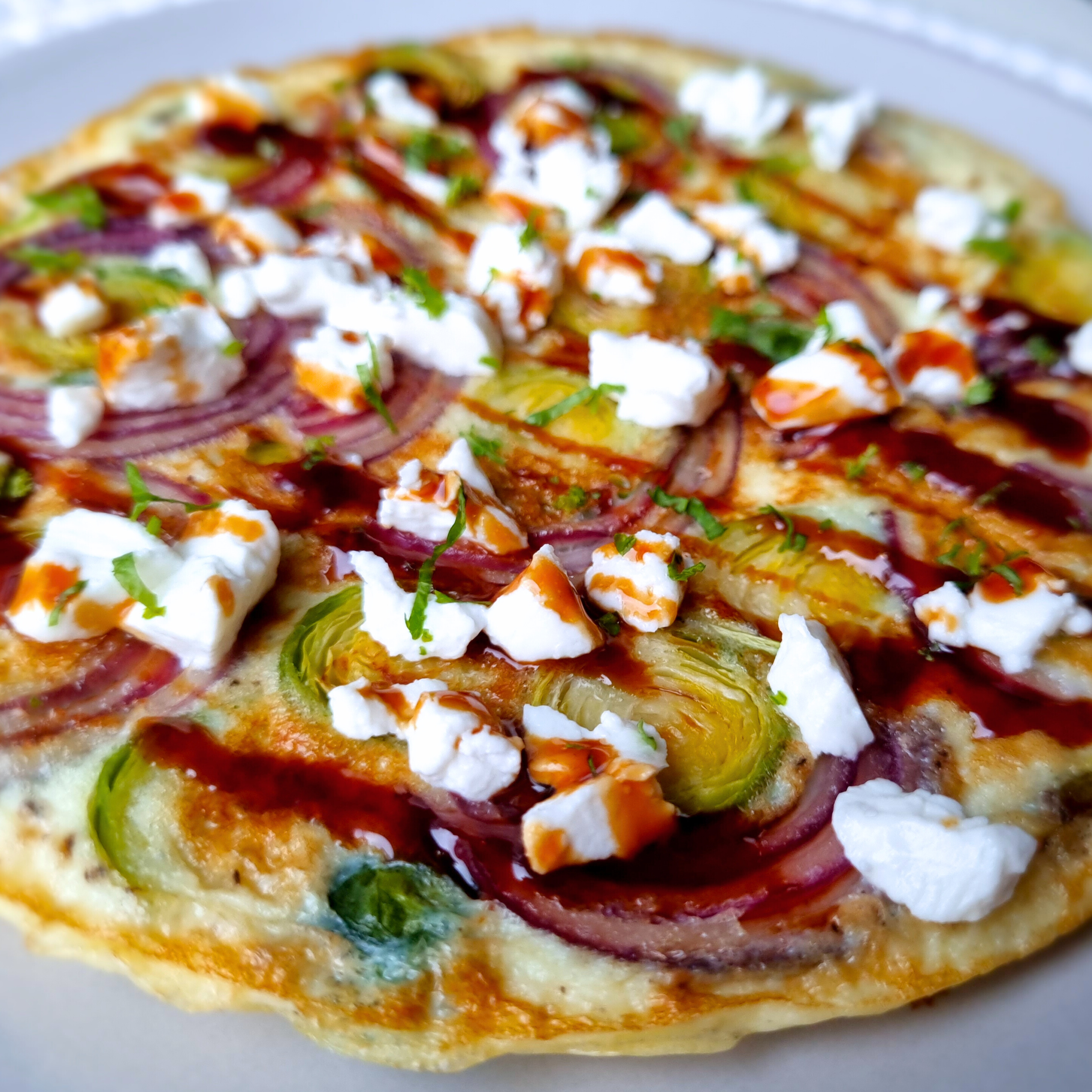 Geitenkaas, spruitjes, rode ui & balsamico crema vega ontbijttaco