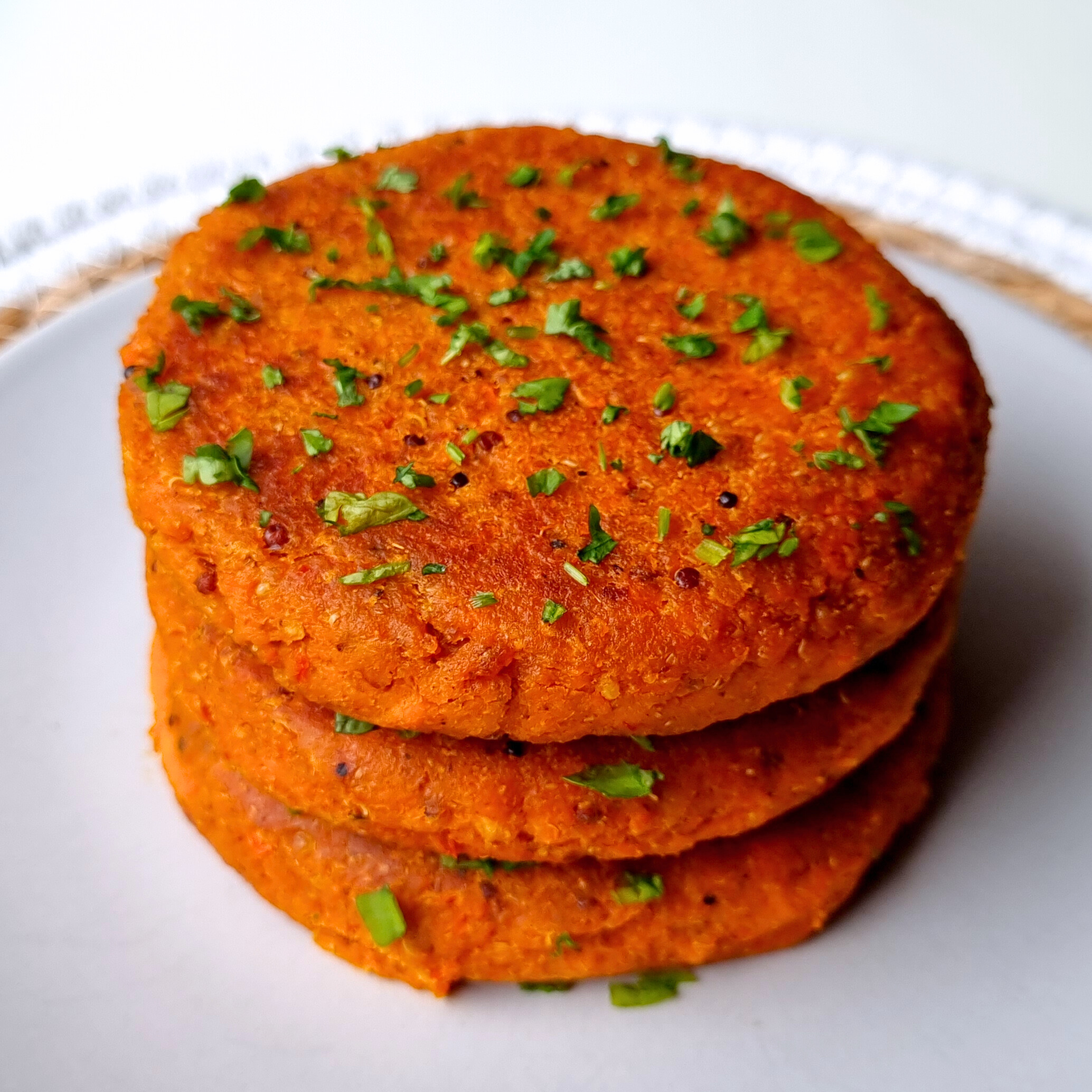 Kikkererwtenburgers met geroosterde winterpeen & harissa