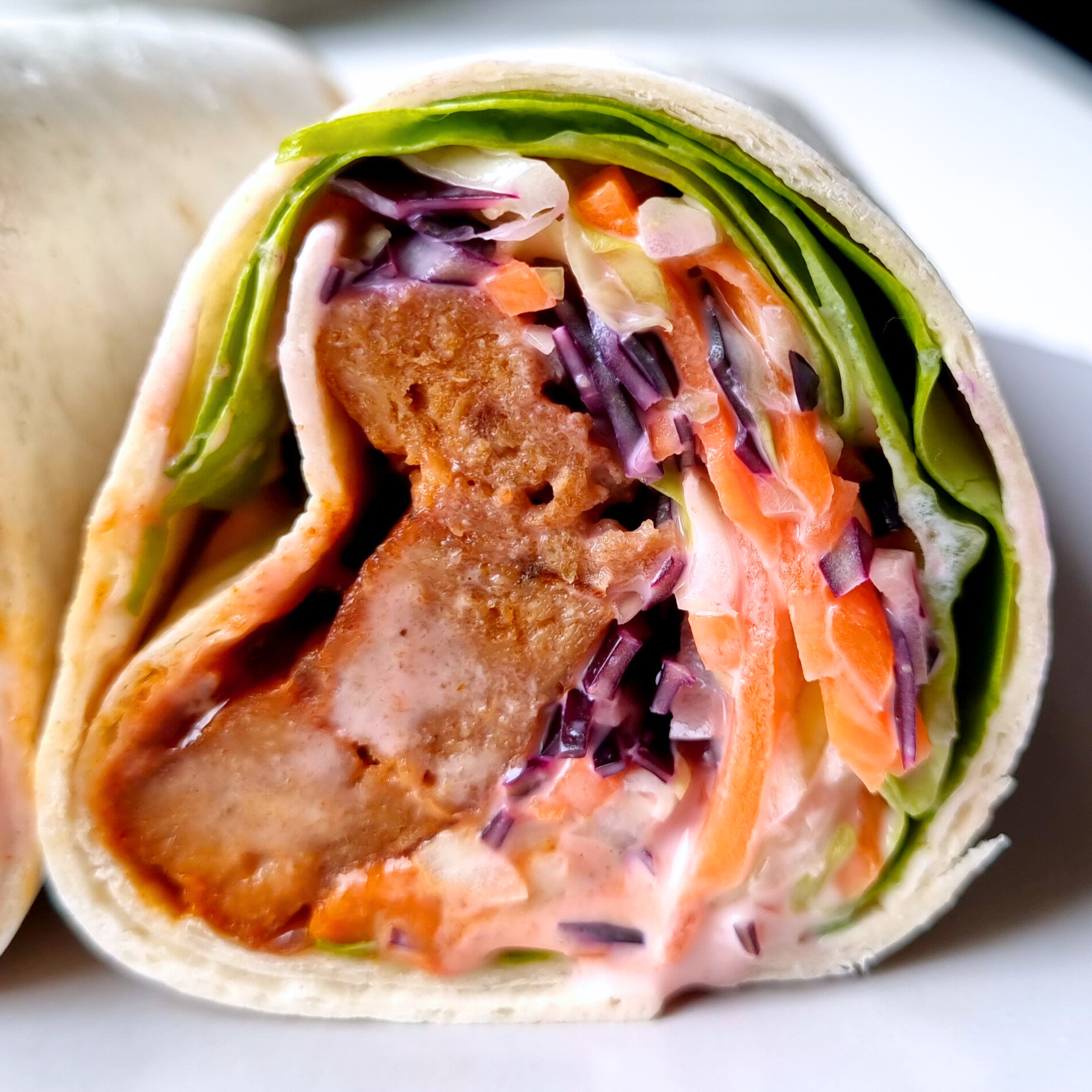 Snelle vegan wrap met een vegaburger, barbecuesaus & coleslaw