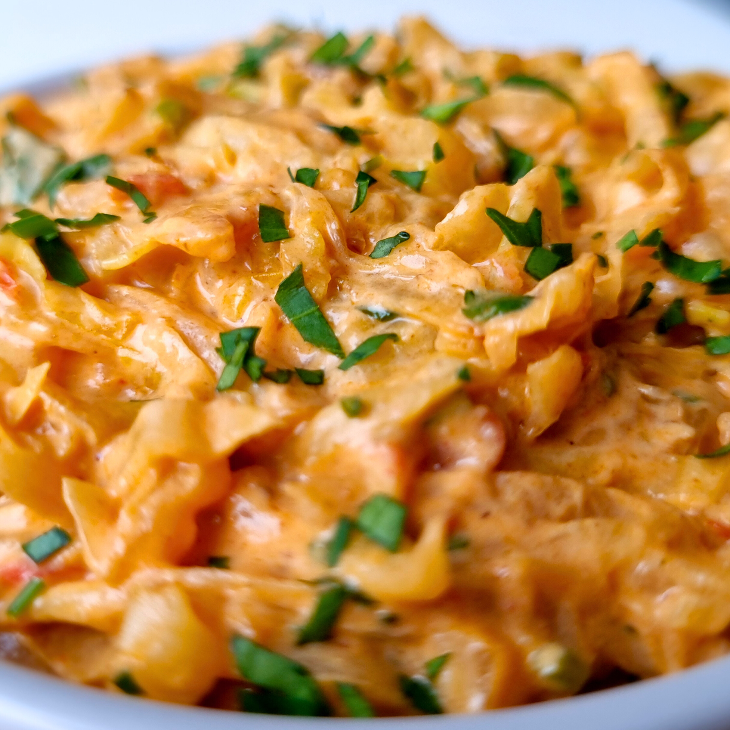 Super snel en lekker groentegerecht. Spitskool met Griekse yoghurt, harissa, tahini en honing. Klaar in 15 minuten