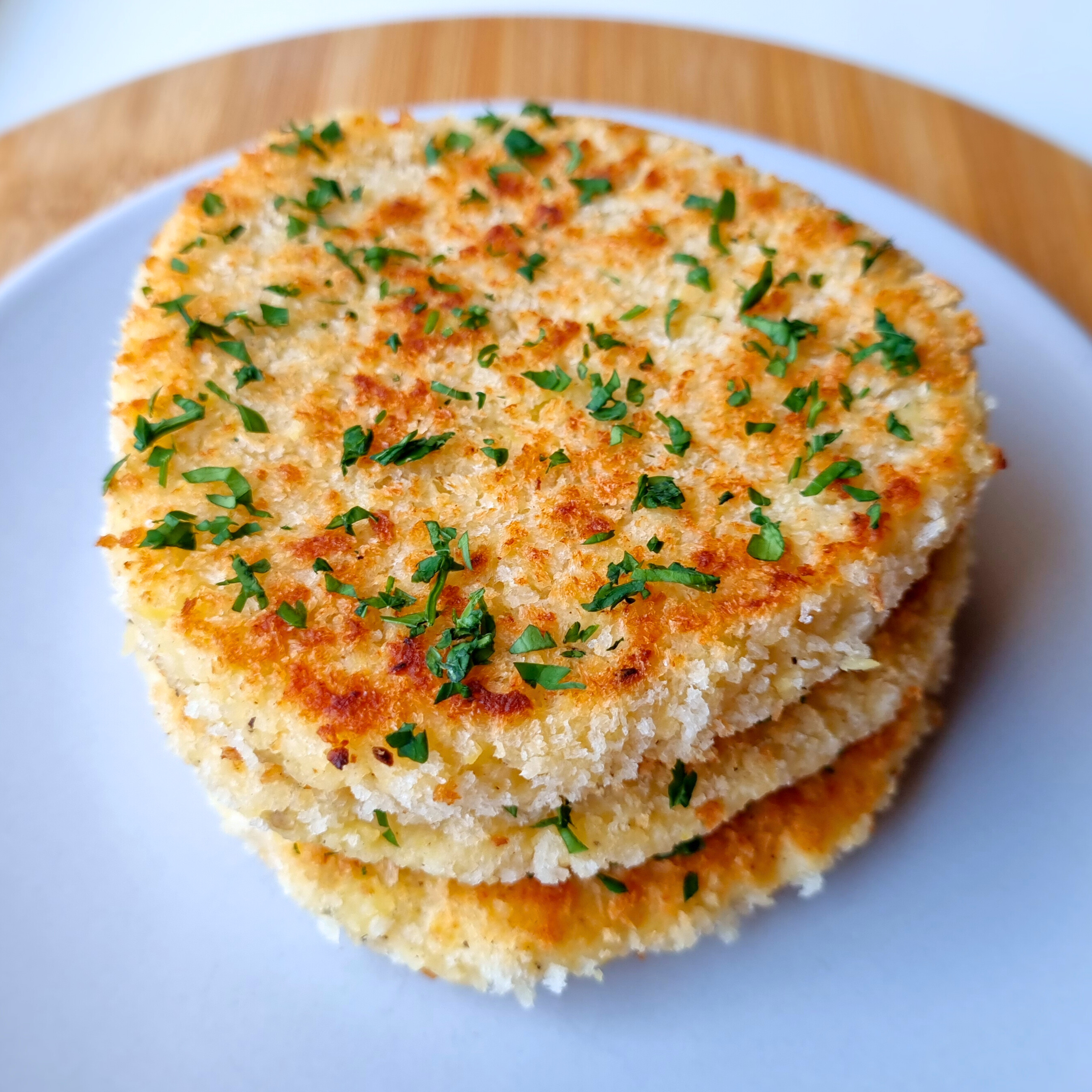 Super makkelijk om te maken en zo ontzettend lekker: krokante burgers gemaakt van aardappelpuree