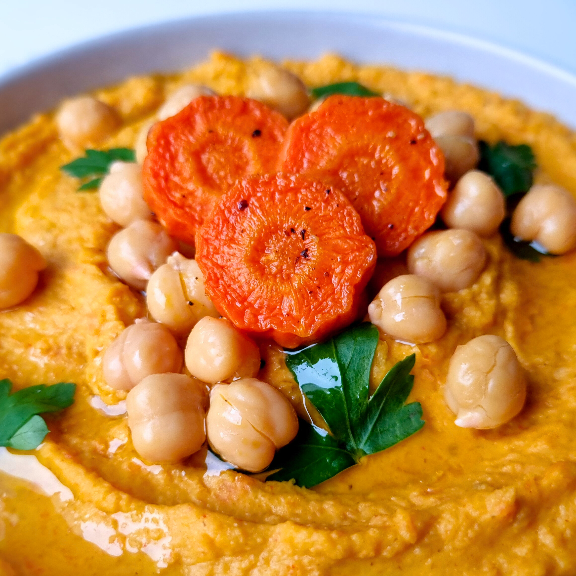 Geroosterde winterpeen hummus