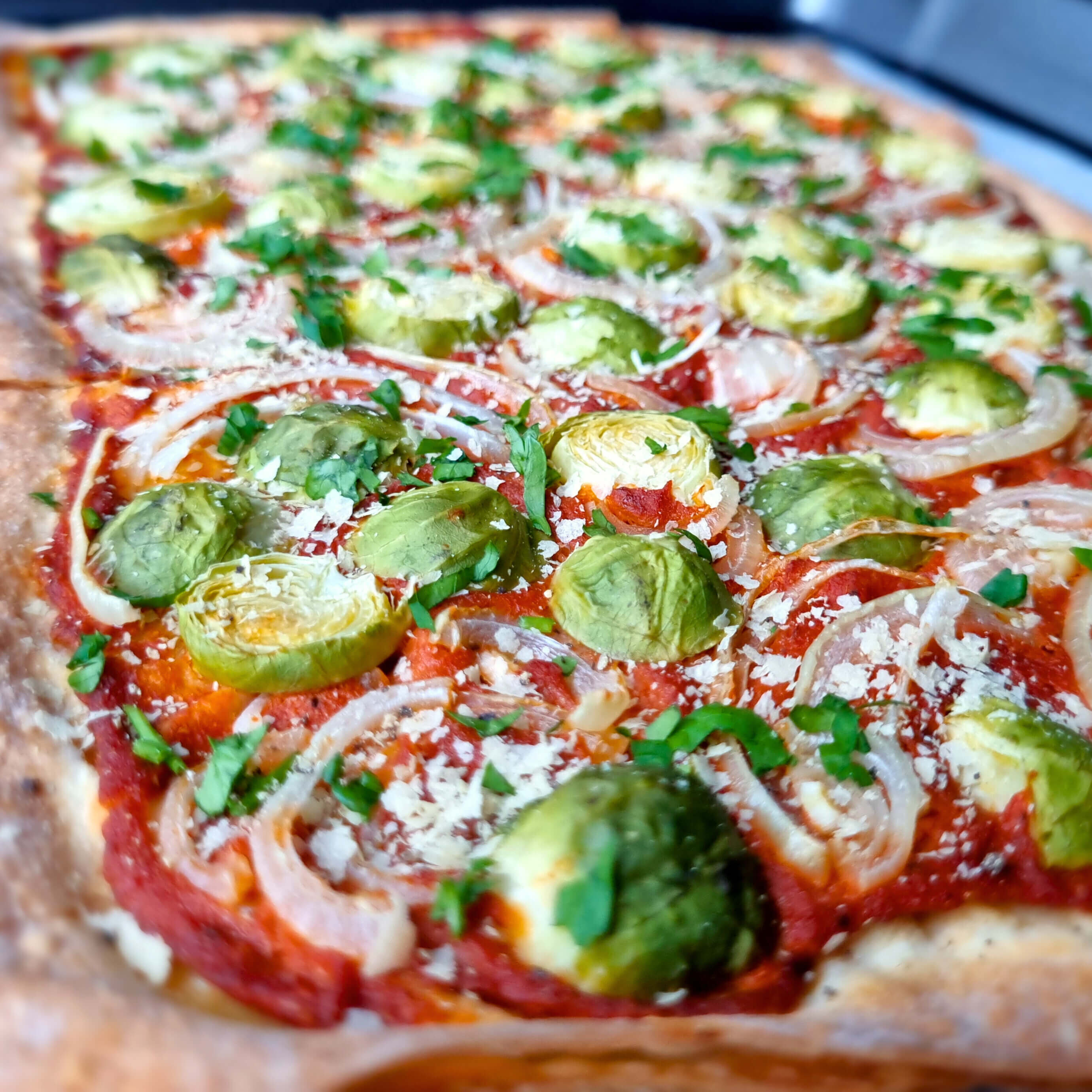 Vegan plaattaart met verse groenten, groentesaus en edelgistvlokken. Lekker gezond, vers en makkelijk om te maken