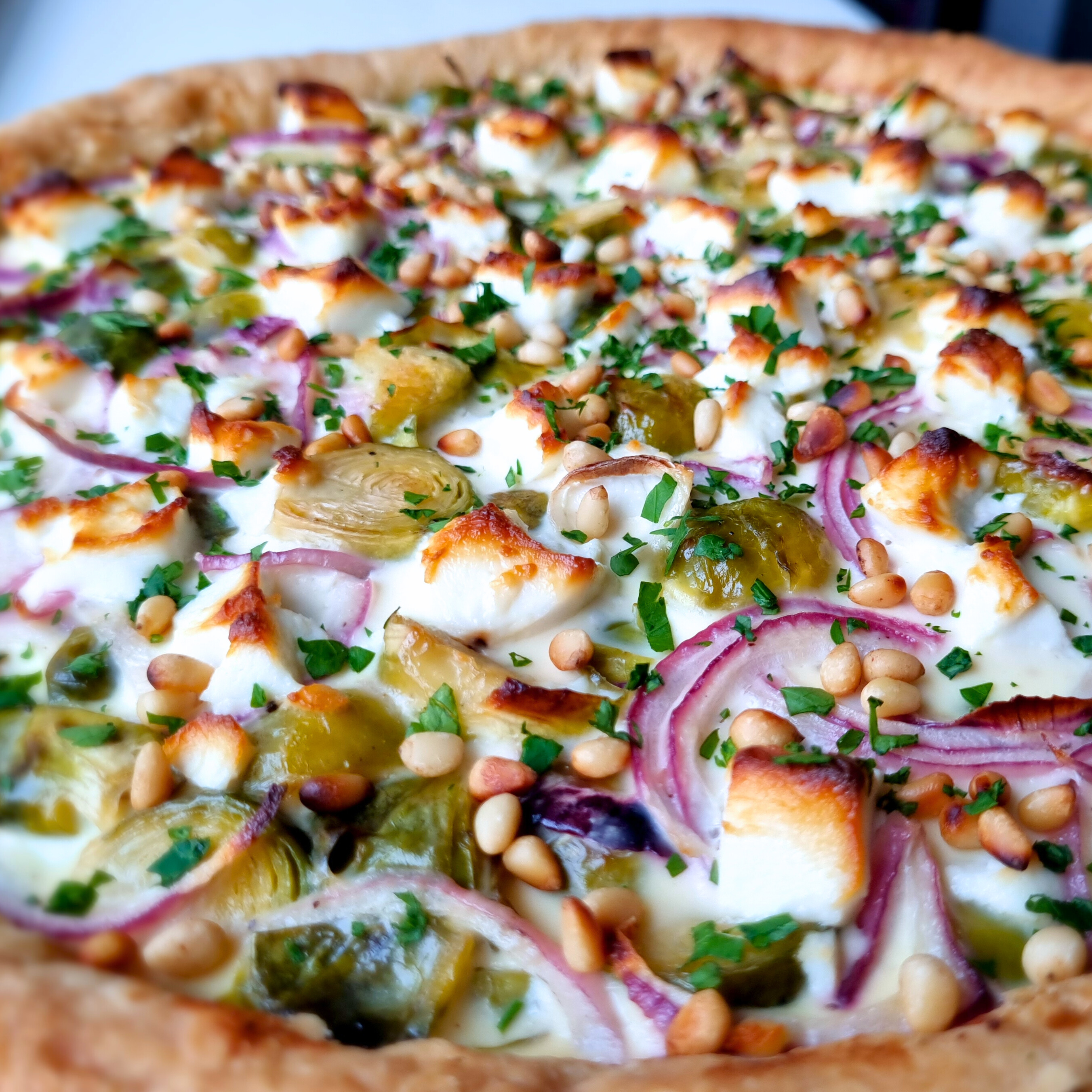 Spruitjes, geitenkaas, rode ui & pijnboompitten hartige taart