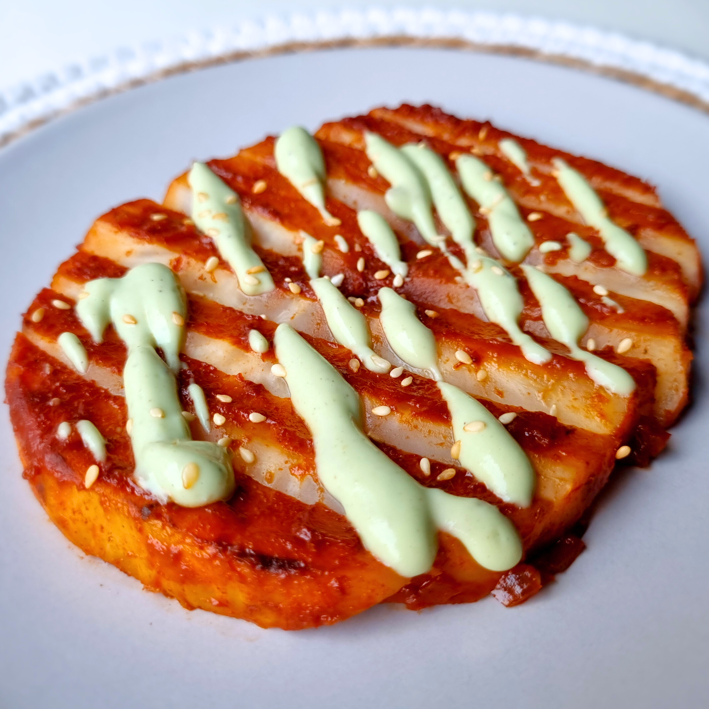 Knolselderij steak met BBQ-saus & vegan avocado-yoghurtsaus – 110 kcal p.p.