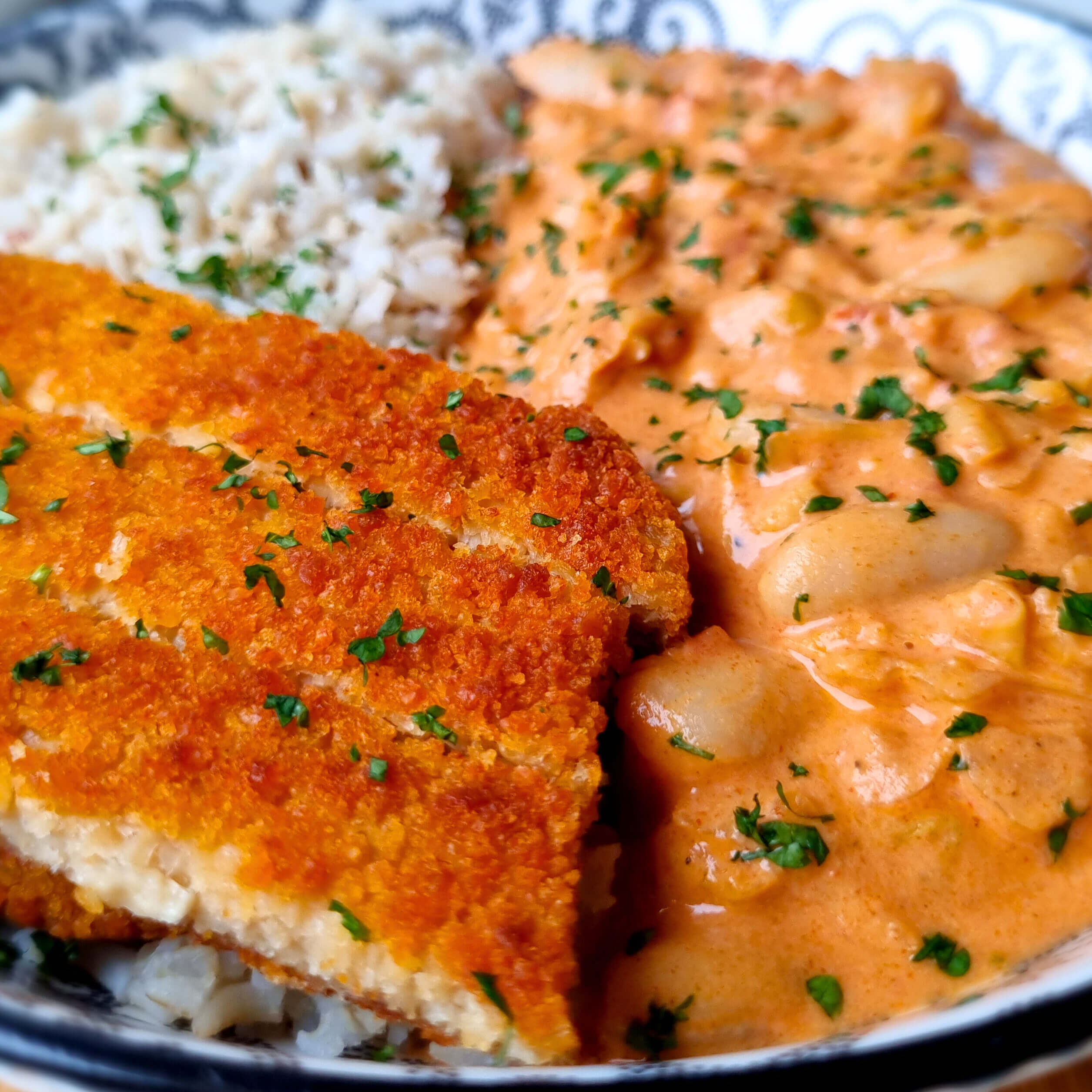 Gezond en lekker avondeten binnen 20 minuten met deze Mediterrane schotel. Met spitskool en witte bonen in romige tomatensaus