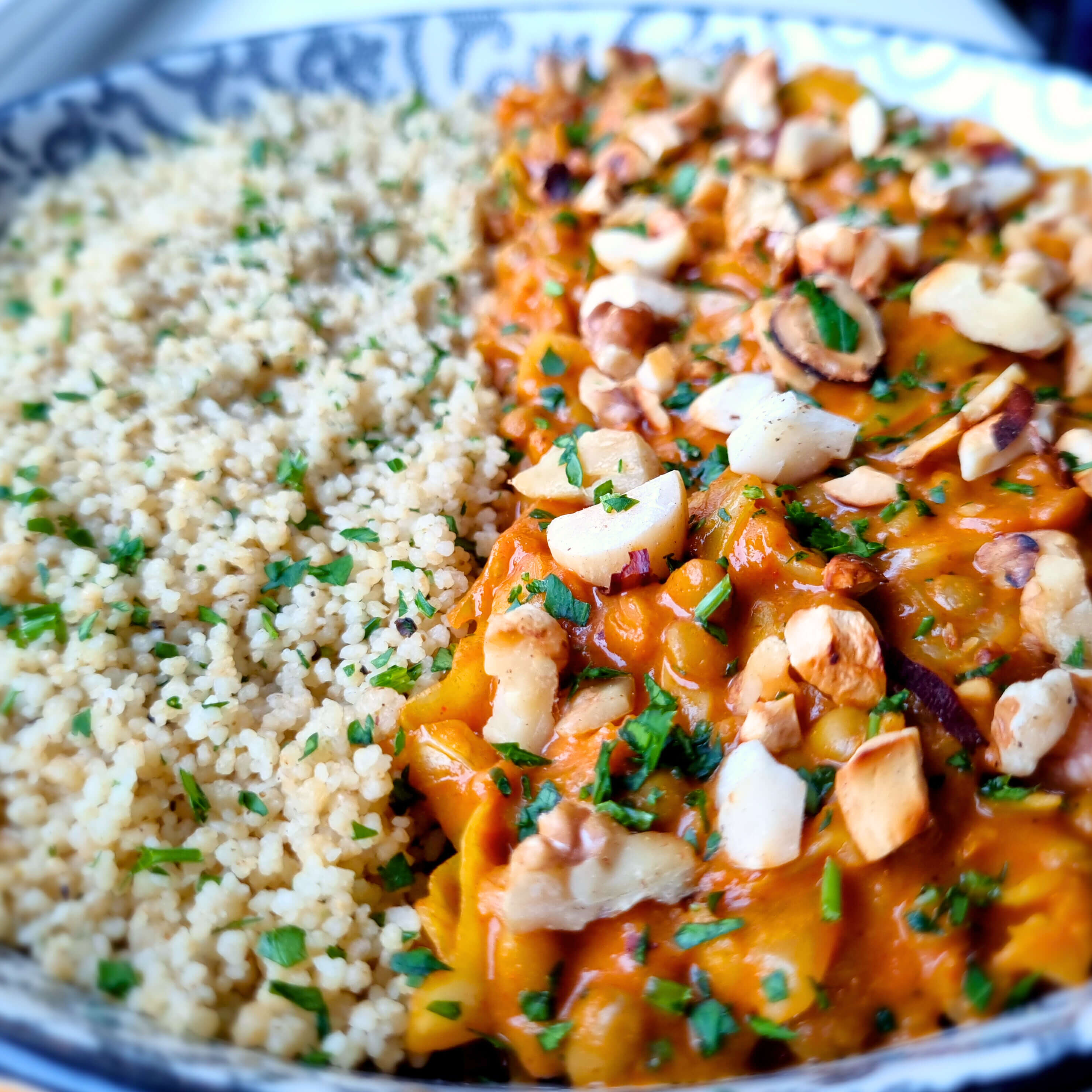 Zalige kruidige vegan curry met spitskool, linzen en diverse nootjes in een sausje van tomaat, kokosmelk, paprikapoeder, kerrie en komijn