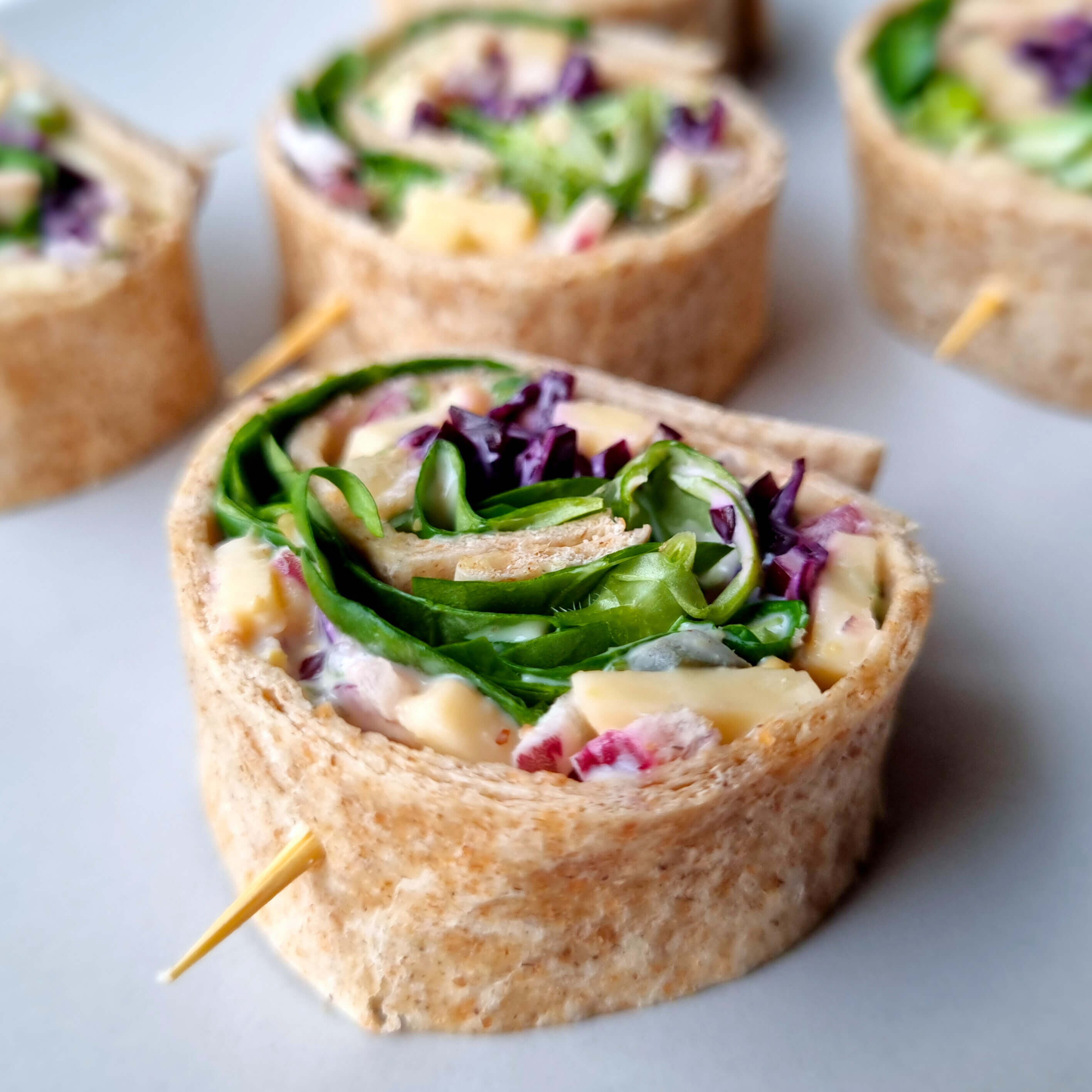 Pittige oude kaassalade, rode kool & veldsla wrap hapjes