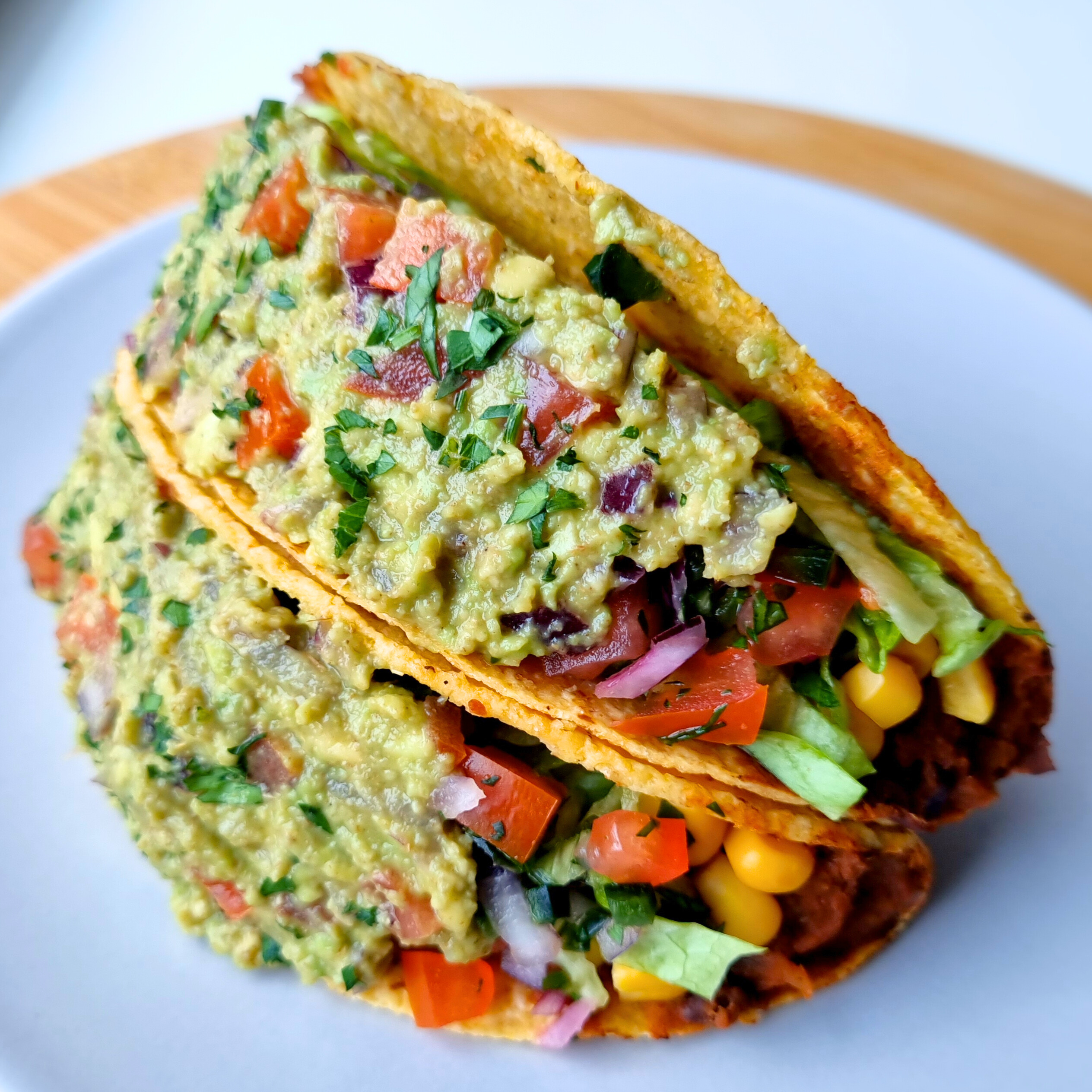 Tex-Mex zwarte bonen taco’s met maïs, guacamole & pico de gallo