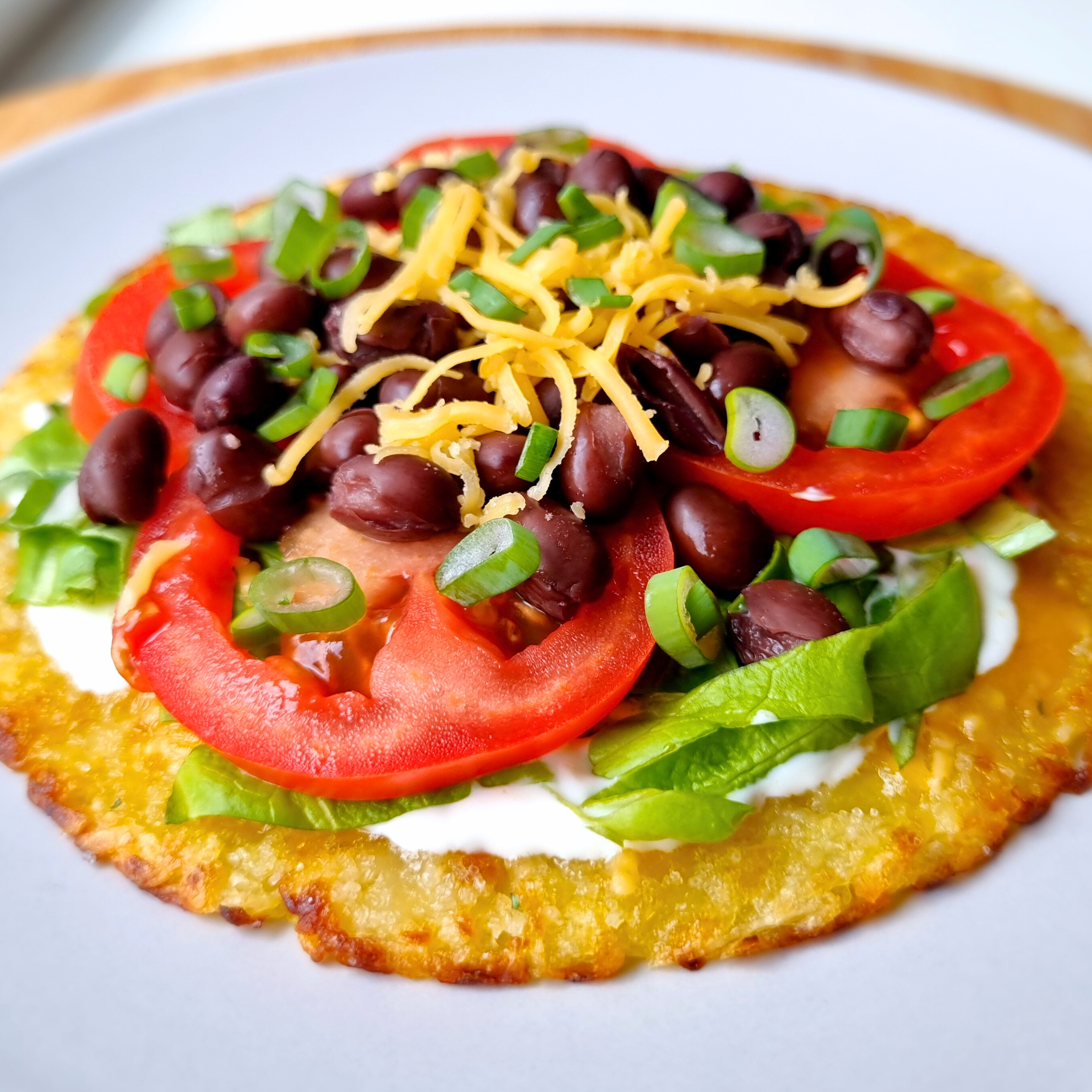 Roma tomaat, zwarte bonen & cheddar rösti pannenkoekjes