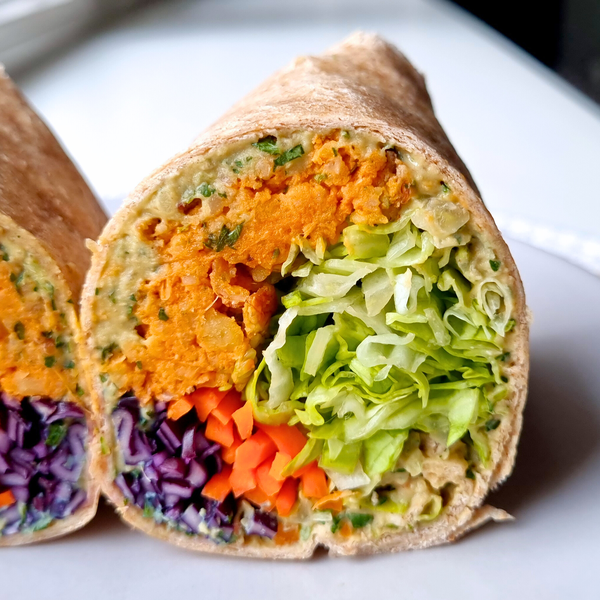Midden-Oosterse hummus wraps met sesam- en kikkererwtenburger