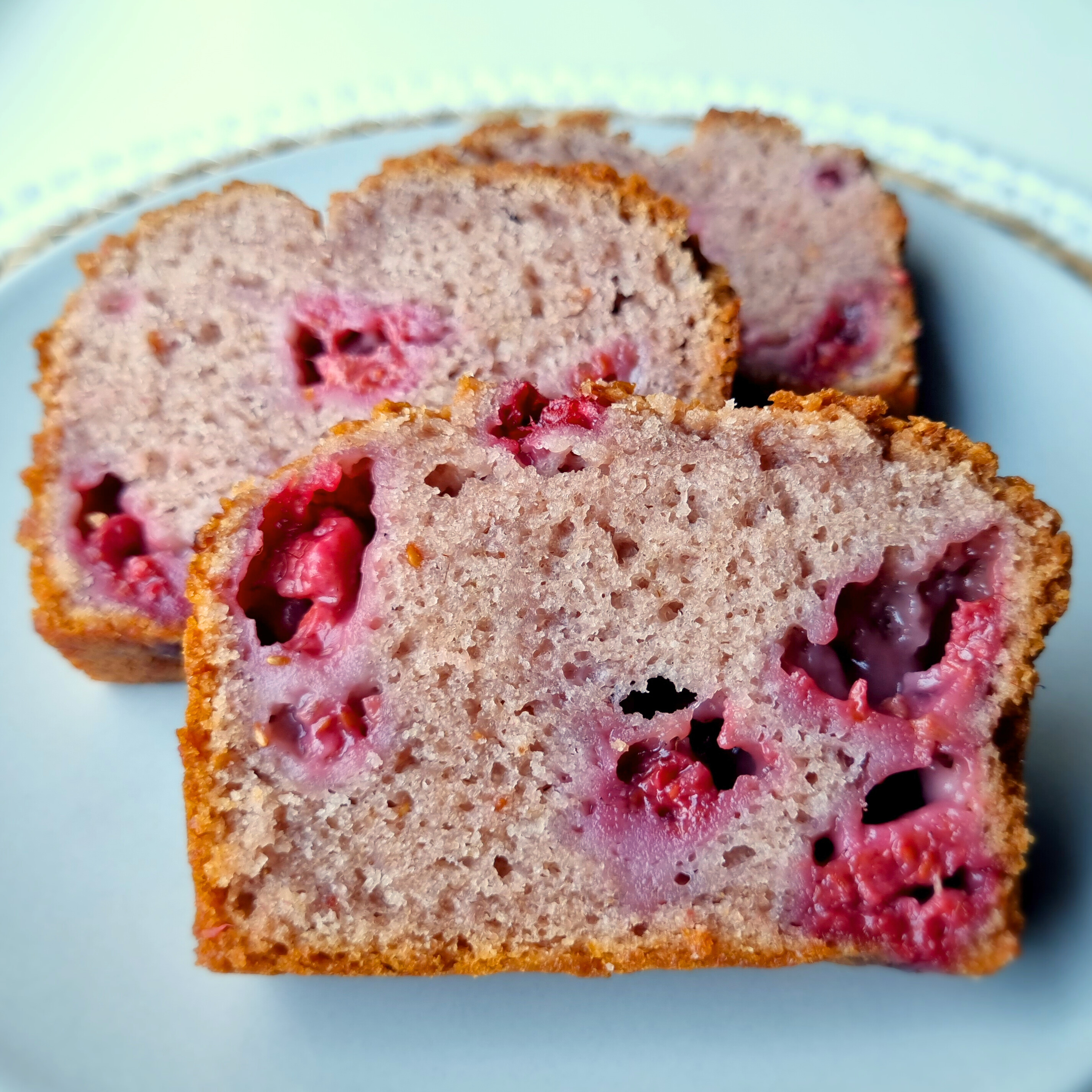 Zalige vegan cake met friszoete framboosjes. Met zonnebloemolie in plaats van roomboter en sojamelk en -meel in plaats van ei
