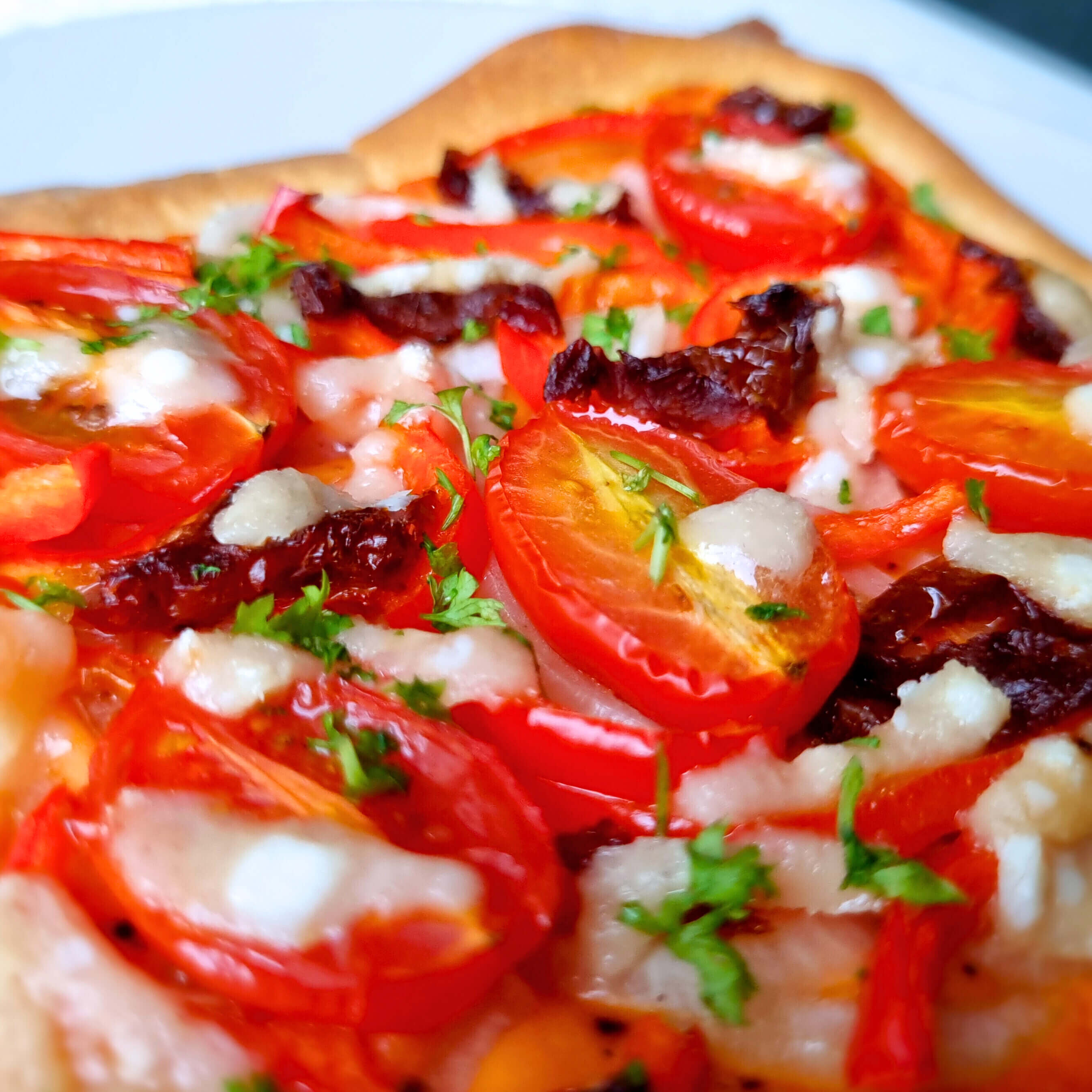 Mini plaattaartjes Parmezaanse kaas, snoeptomaat & puntpaprika