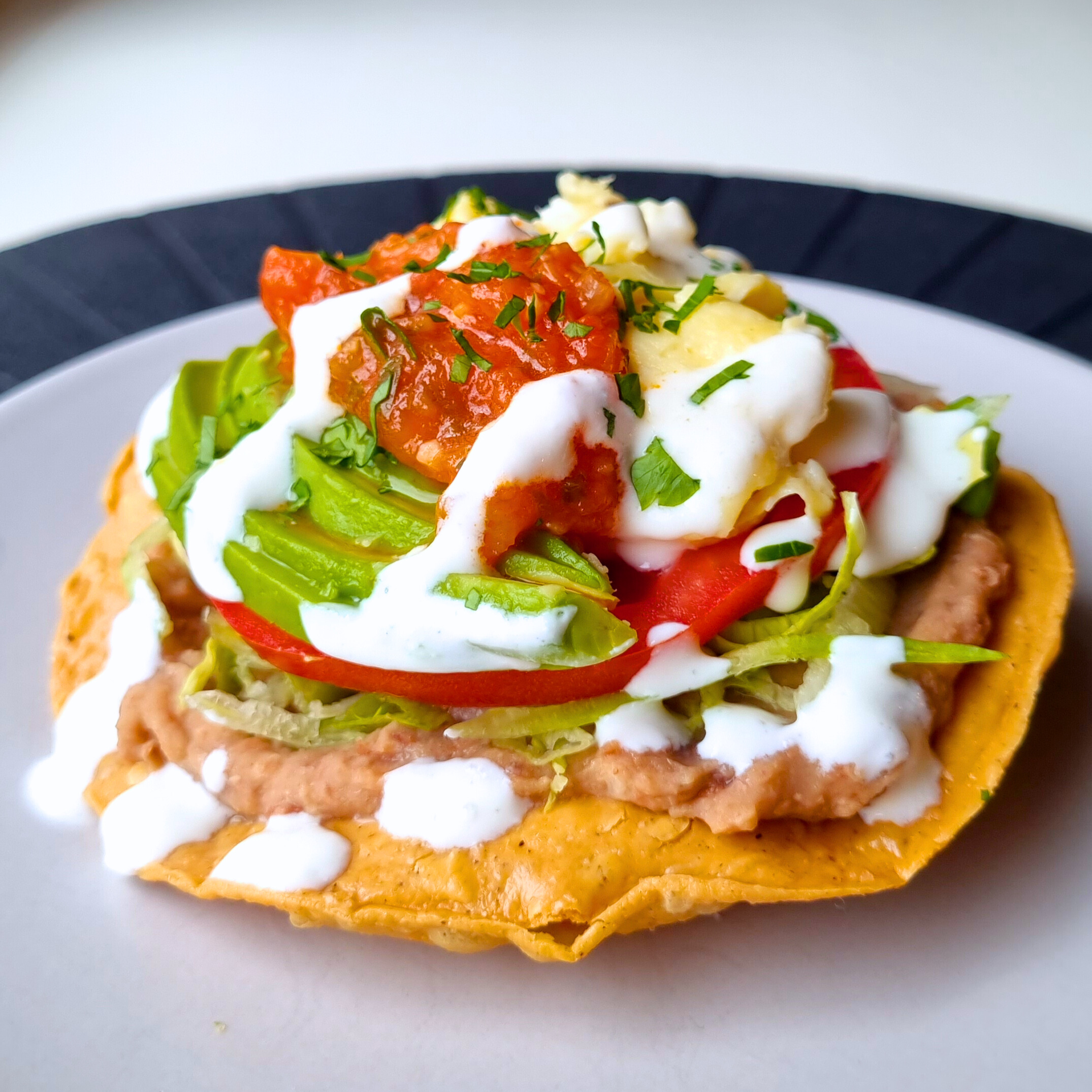 Verrukkelijke vega breakfast tostada met pittige rode salsa