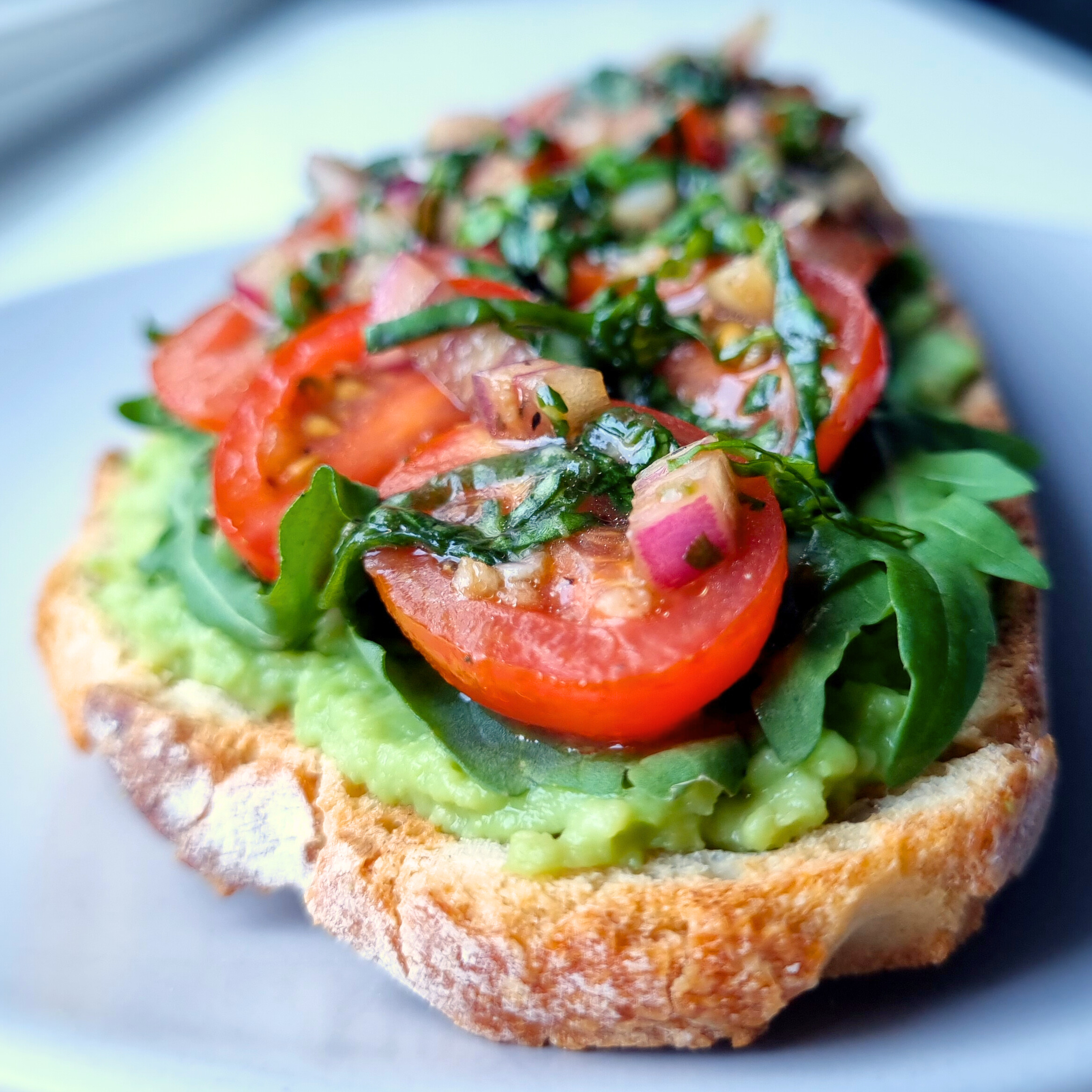 Avocadotoast gemarineerde tomaat met balsamico & basilicum