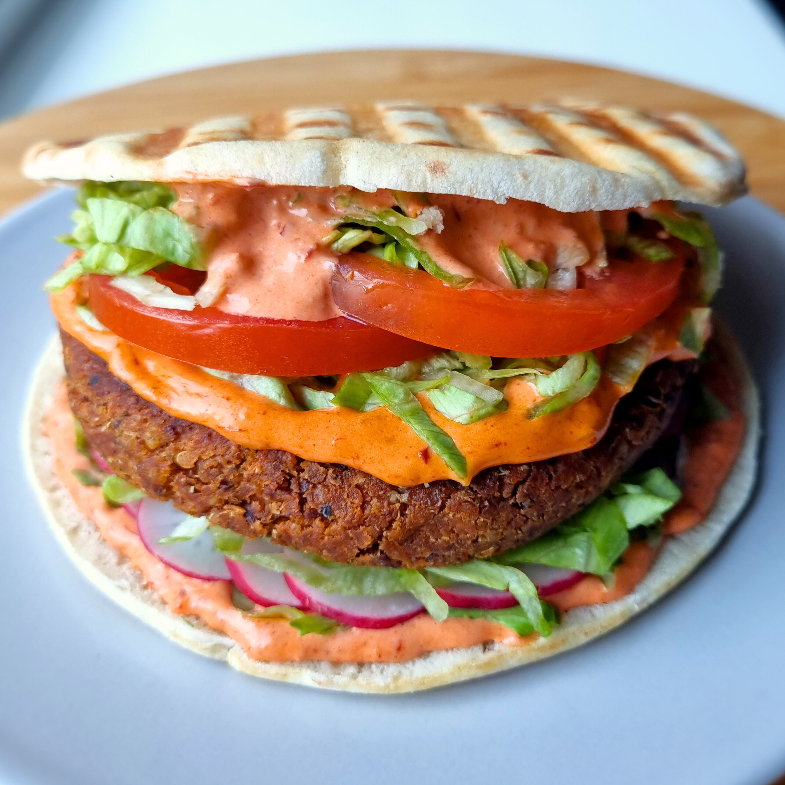 Sensationeel lekkere pita die eenvoudig is om te maken en goed te meal preppen is. Boordevol smaak, groenten, peulvruchten en een bron van vezels