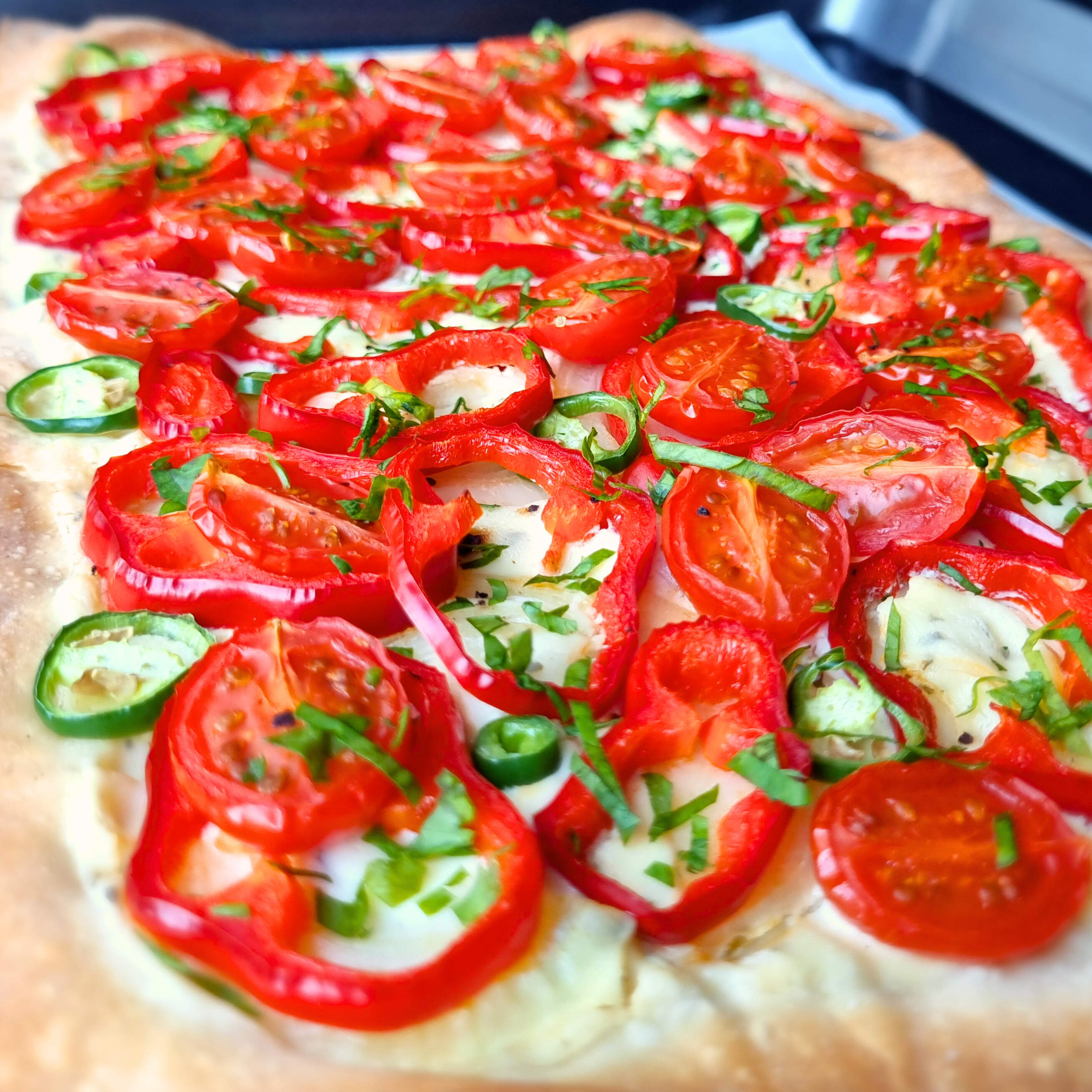 Plaattaart kruidenkaas, paprika, tomaat & chilipeper